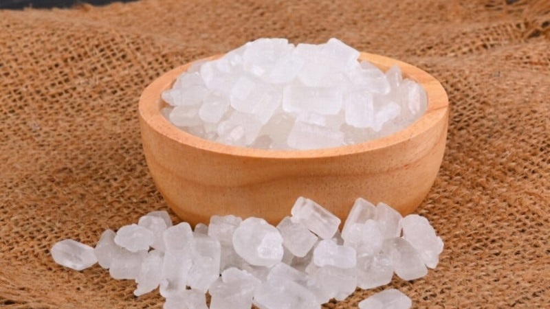 Đun sôi nước với phèn chua để làm trắng trang sức bạc
