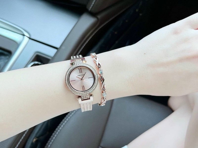 Đồng hồ và lắc tay