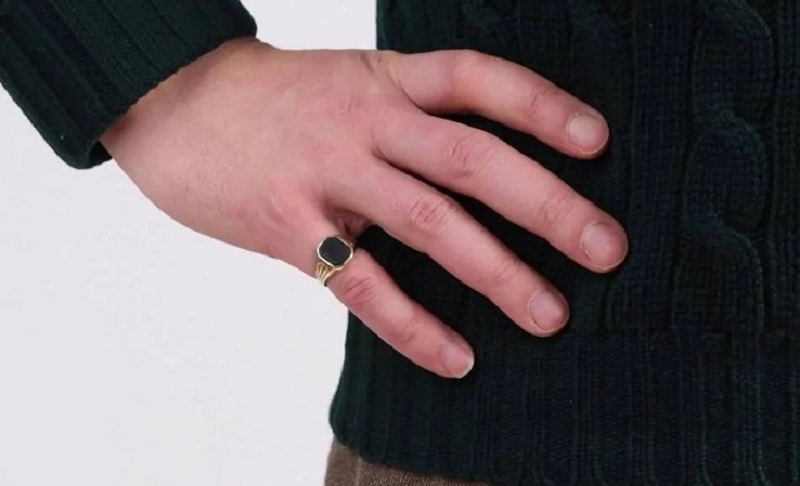 Có nên đeo nhẫn ngón út hay không?