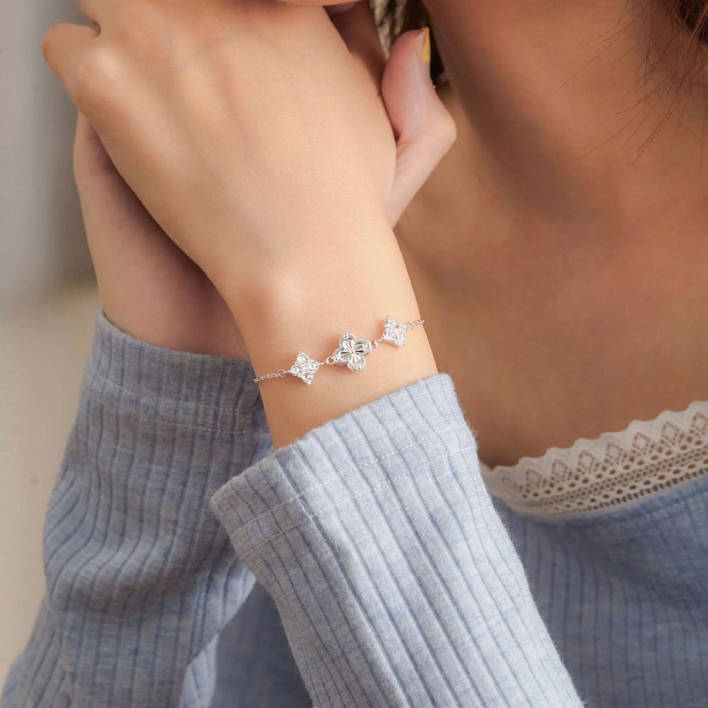 Nhiều người chọn đeo vòng tay trái để ngăn chặn những điều tiêu cực