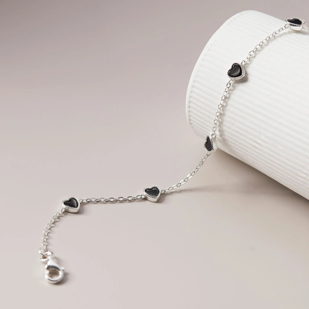 Đeo vòng tay trái đúng cách giúp phát huy tối đa công dụng và vẻ đẹp của nó.