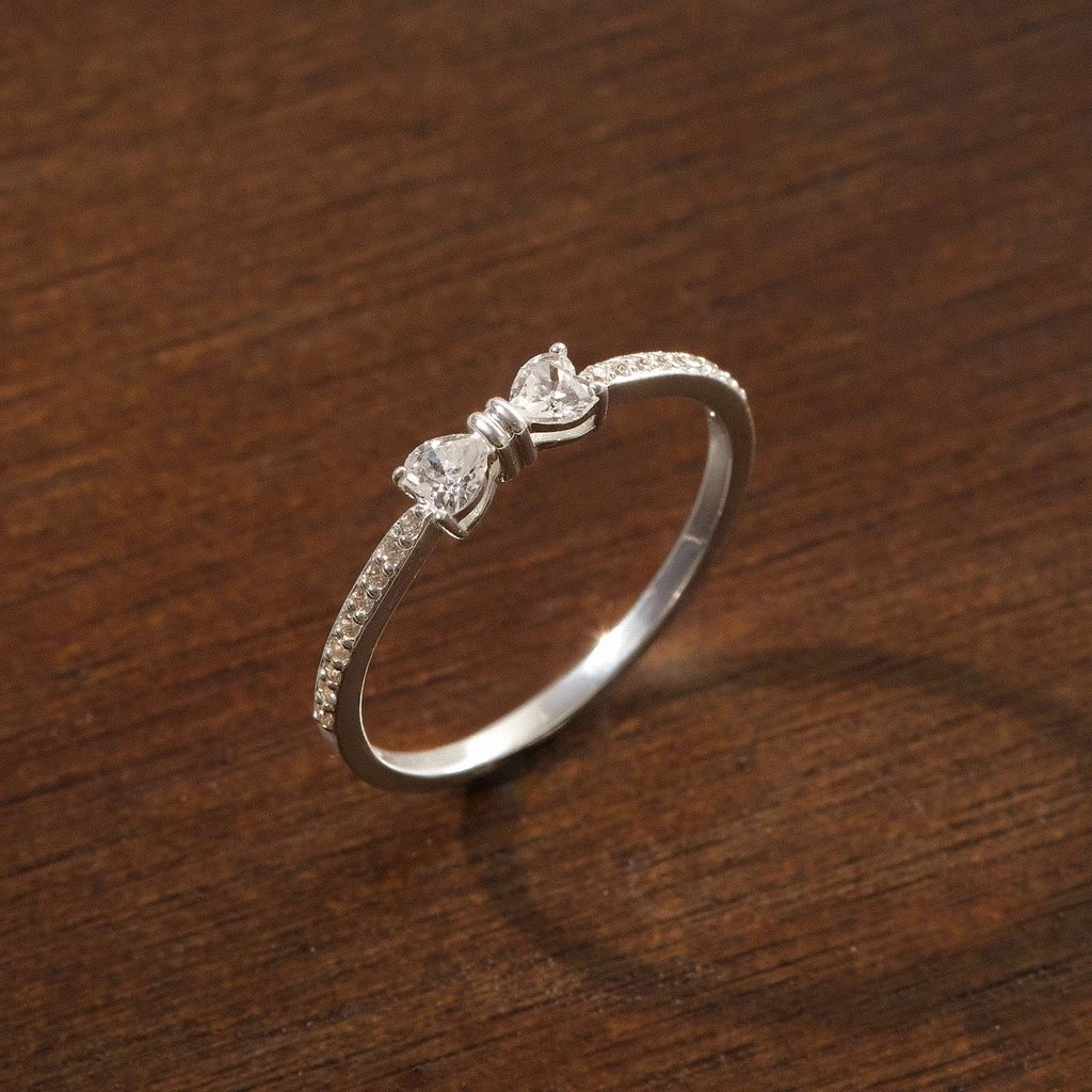 Đeo nhẫn bạc ngón giữa có ý nghĩa như thế nào?