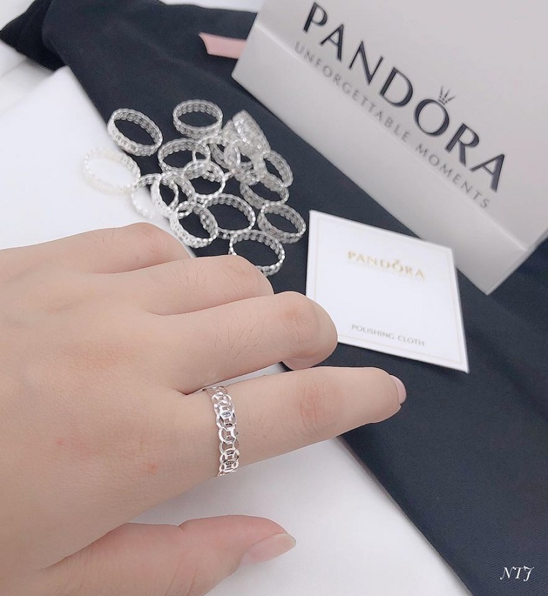 Đeo nhẫn kim tiền ở ngón trỏ