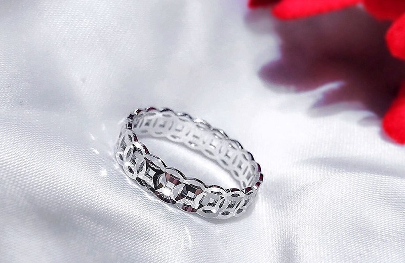 Nhẫn kim tiền đẹp đeo ngón út