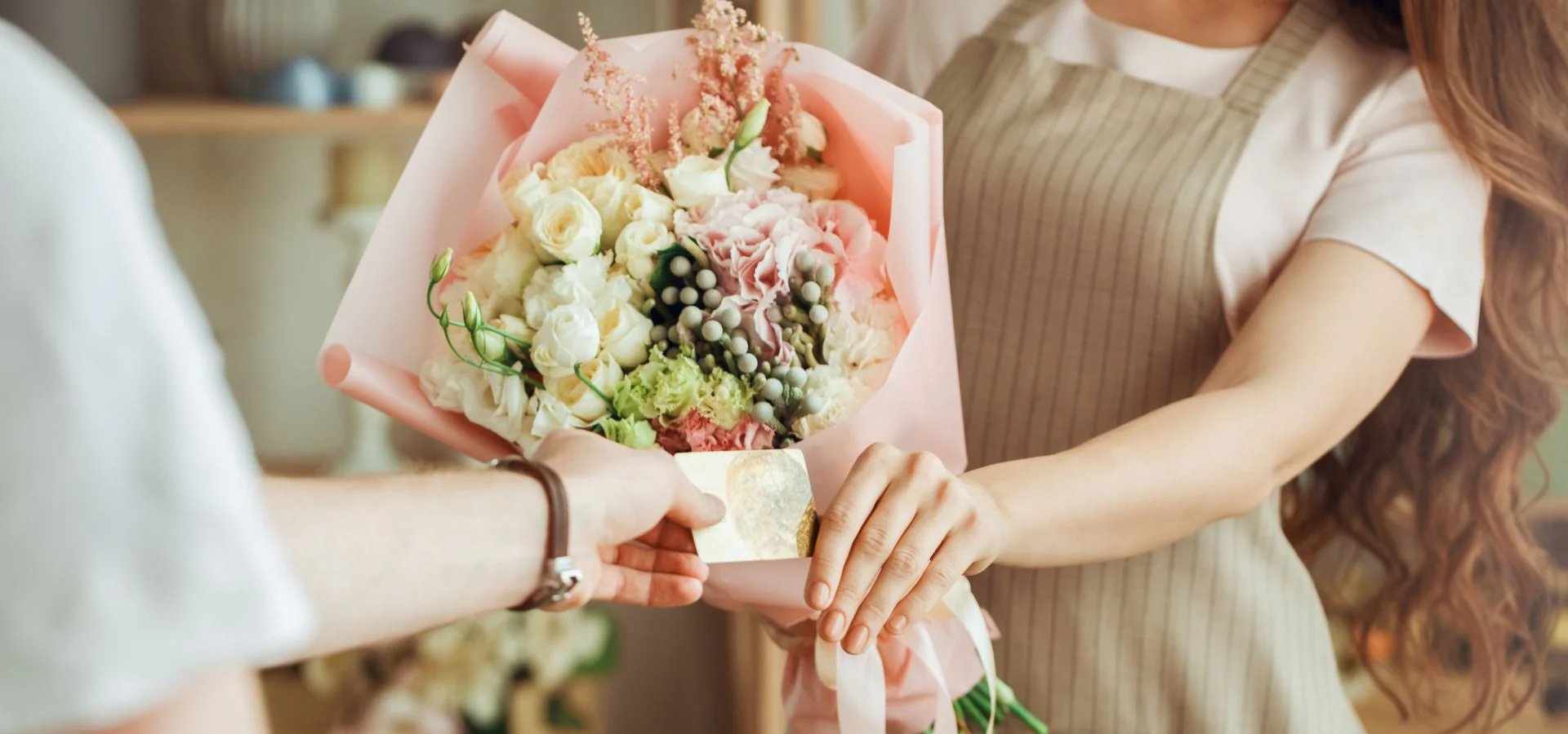 Một bó hoa sẽ làm tăng thêm phần lãng mạn