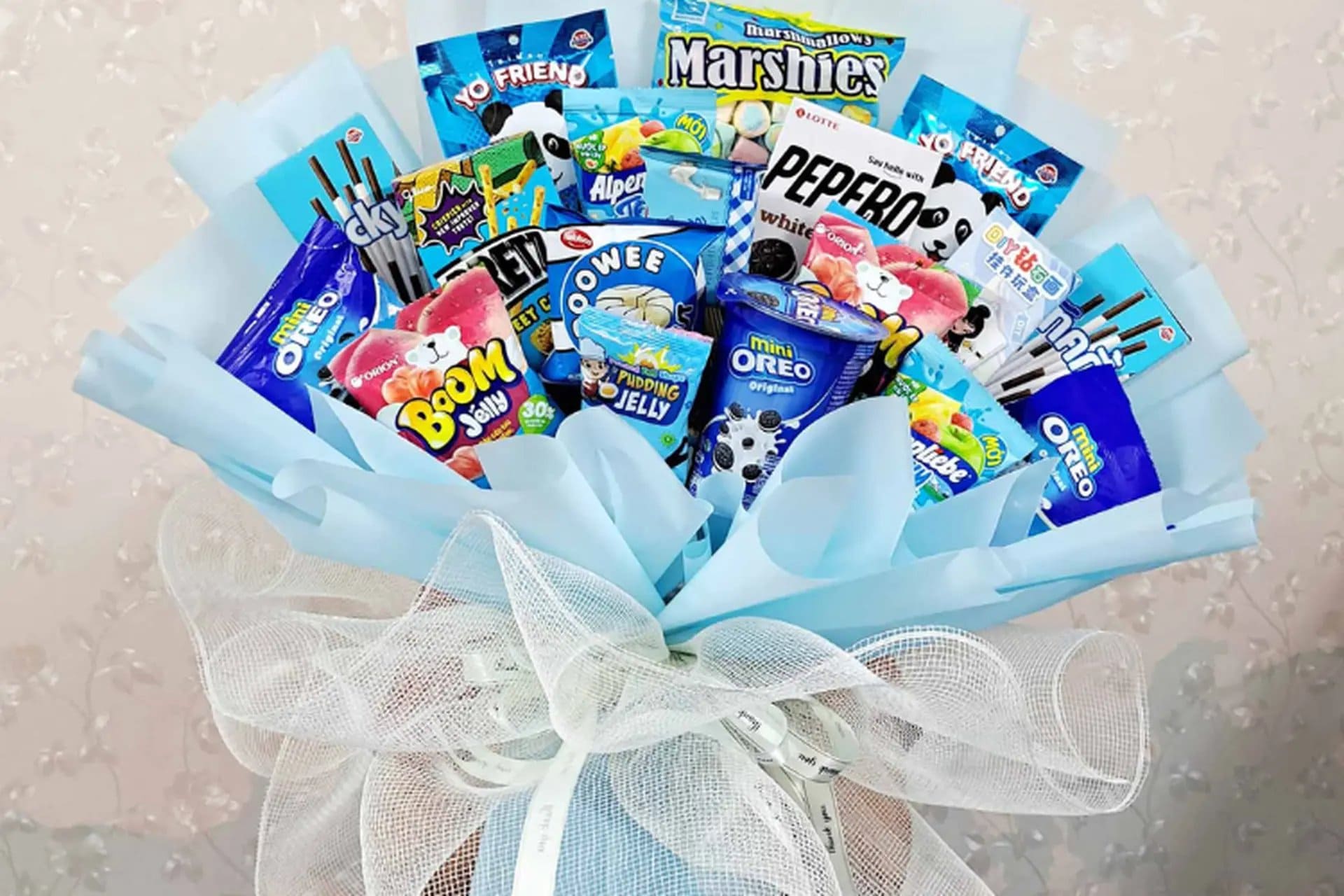 Phá cách với những bó hoa làm từ tiền, trái cây