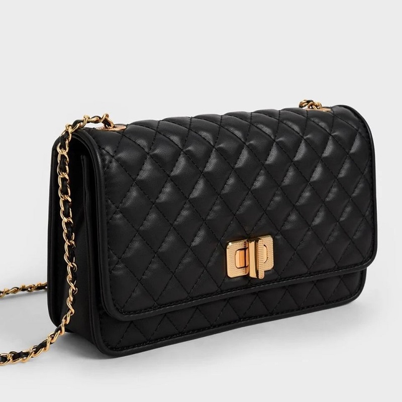 Túi Charles & Keith Quilted Turn-Lock Clutch Màu Đen