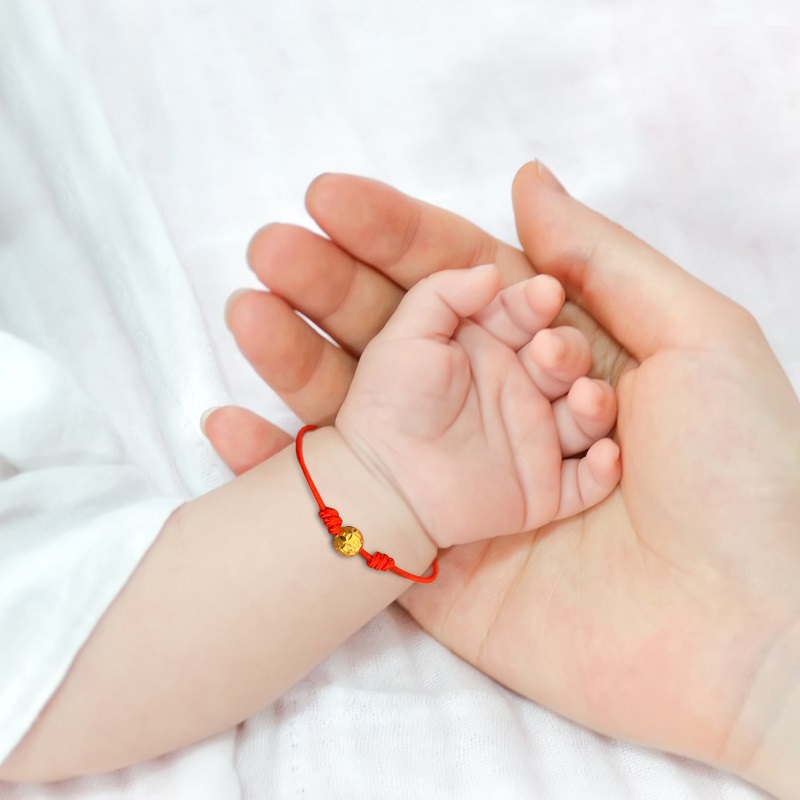 Lưu ý khi đeo vòng tay bạc cho bé