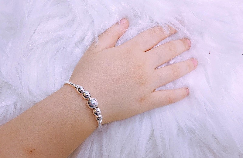 Đeo vòng tay cho bé ở tay nào?