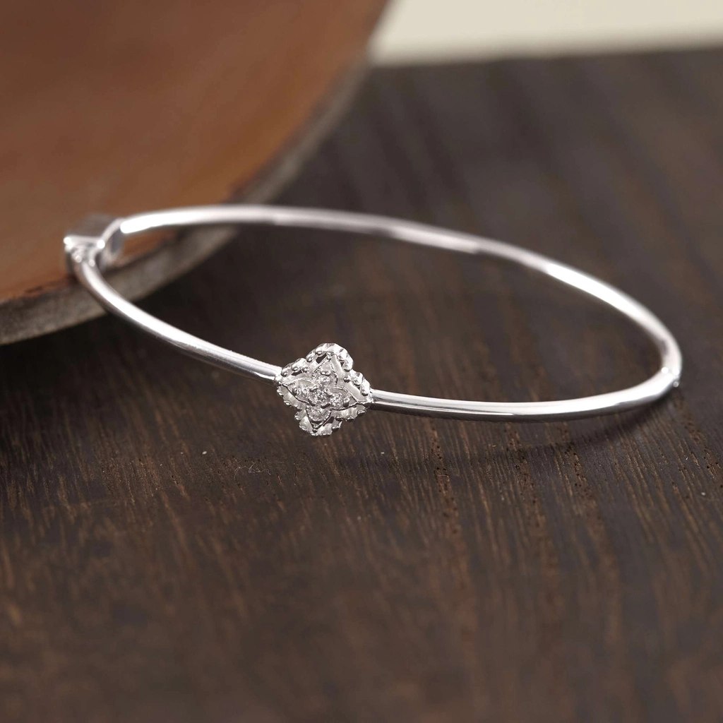 Nên đeo vòng tay bạc ở tay nào?