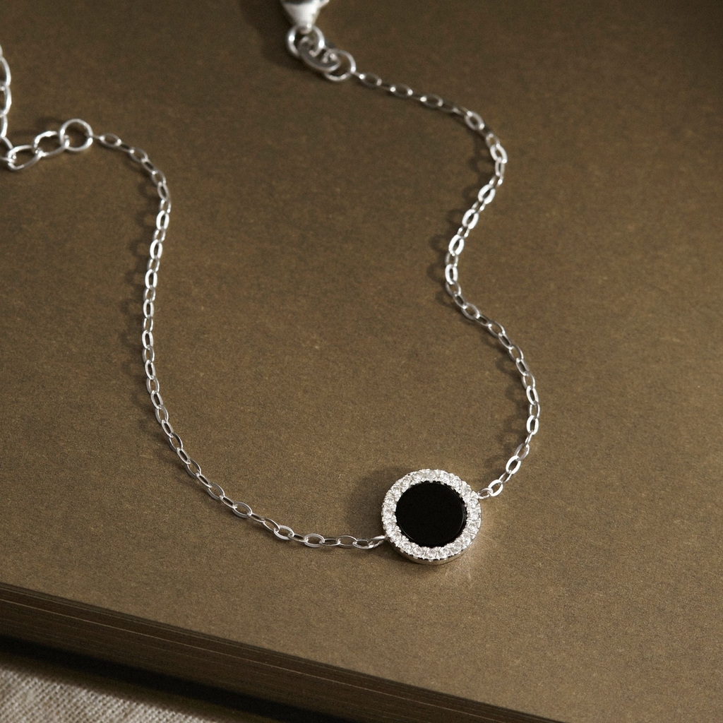 Bạn nên tháo vòng tay bạc trước khi đi ngủ