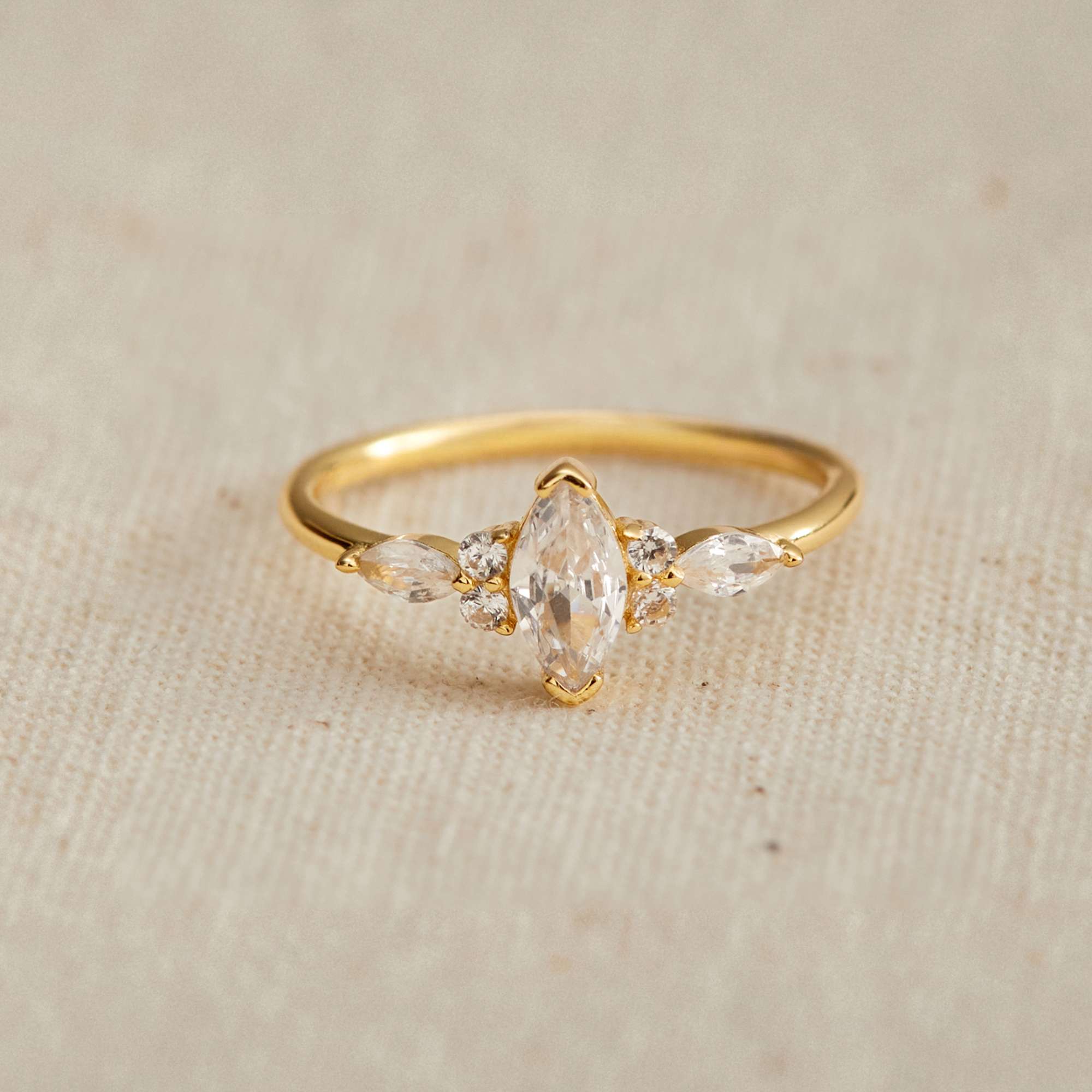 Nhẫn Bạc 925 Đá Hạt Thóc Đính Đá Viền Lấp Lánh - VCR516