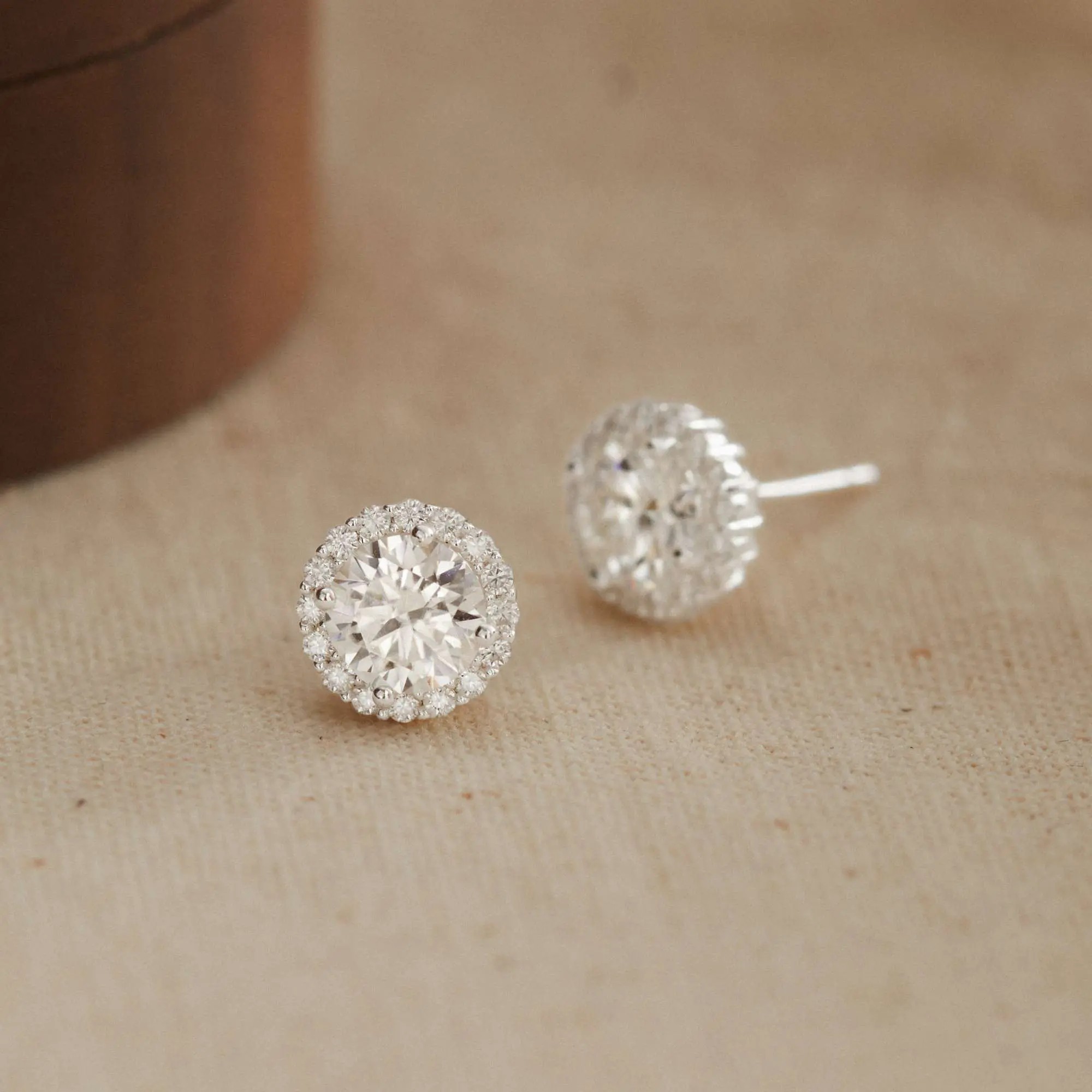 Khuyên Tai Bạc 925 Nụ Tròn Kim Cương Moissanite - VCE534-MS