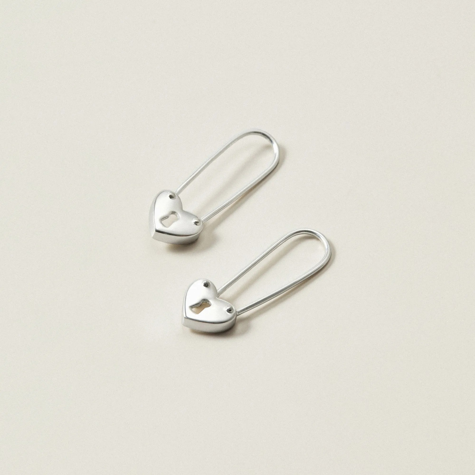 Khuyên Tai Safety Pin Bạc 925 Hình Ghim Cài Đuôi Trái Tim Chữa Lành Tổn Thương - VCE48