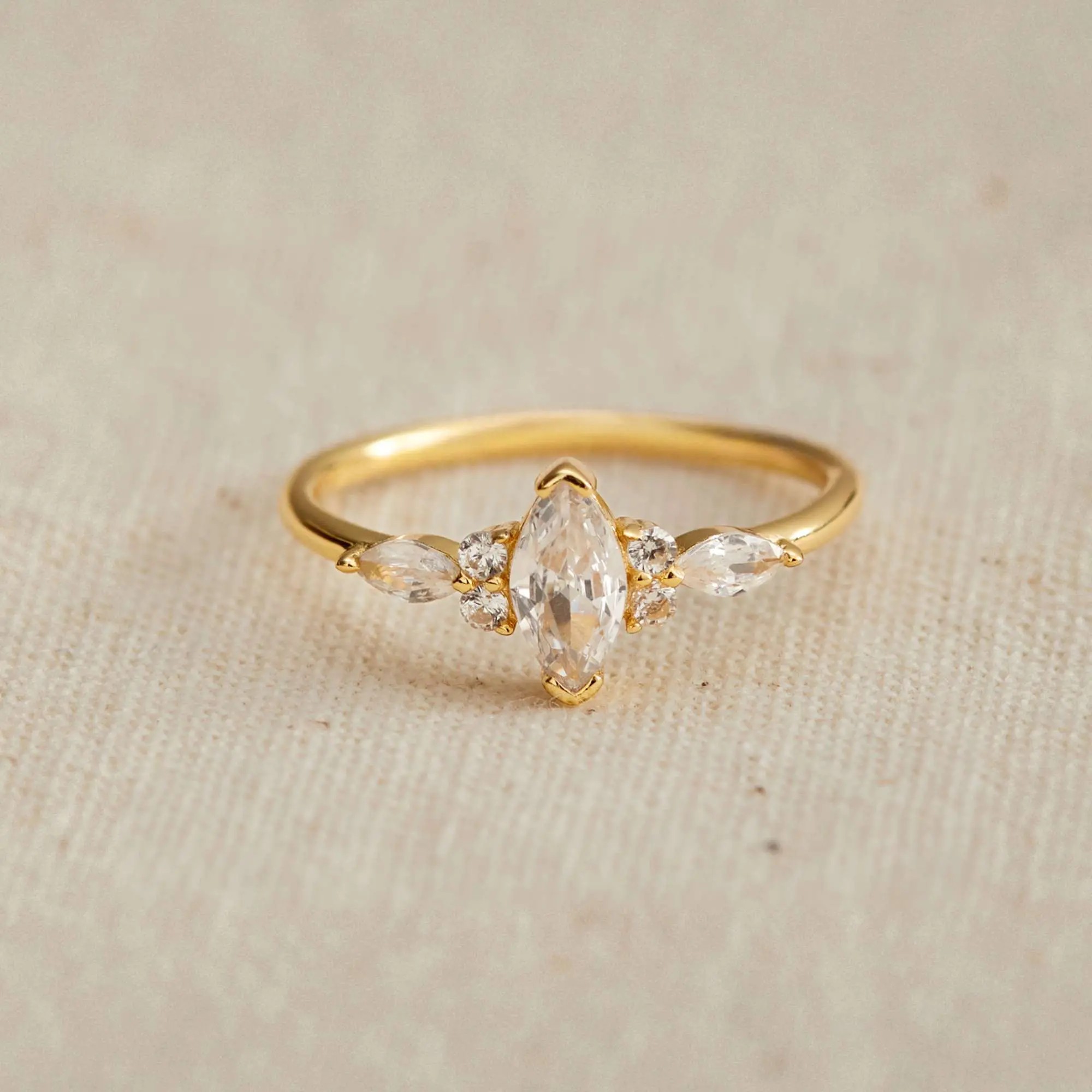 Nhẫn Bạc 925 Đá Hạt Thóc Đính Đá Viền Lấp Lánh - VCR516