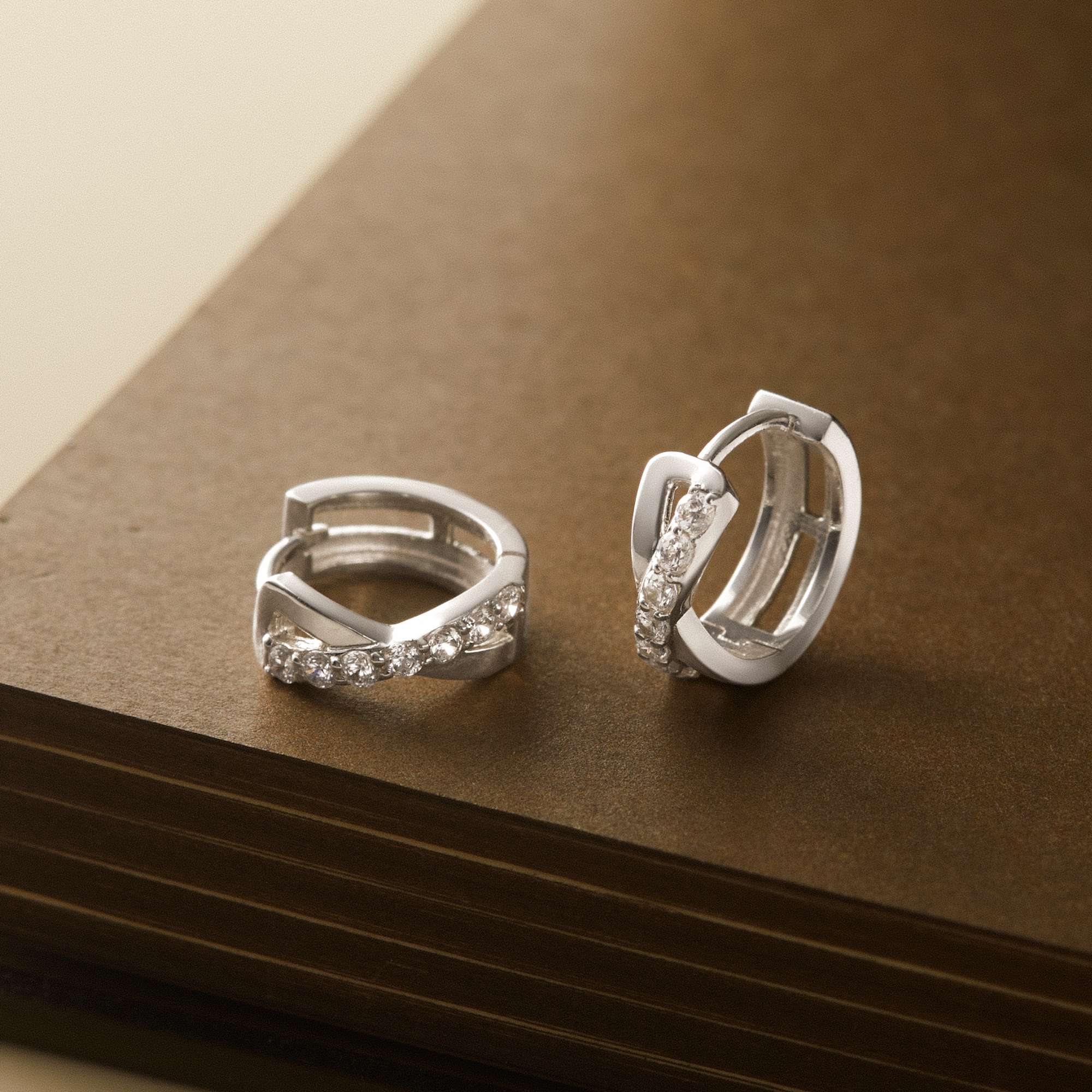 Khuyên Tai Hoop Bạc 925 Xoắn X Classic Đính Đá	- ODE381