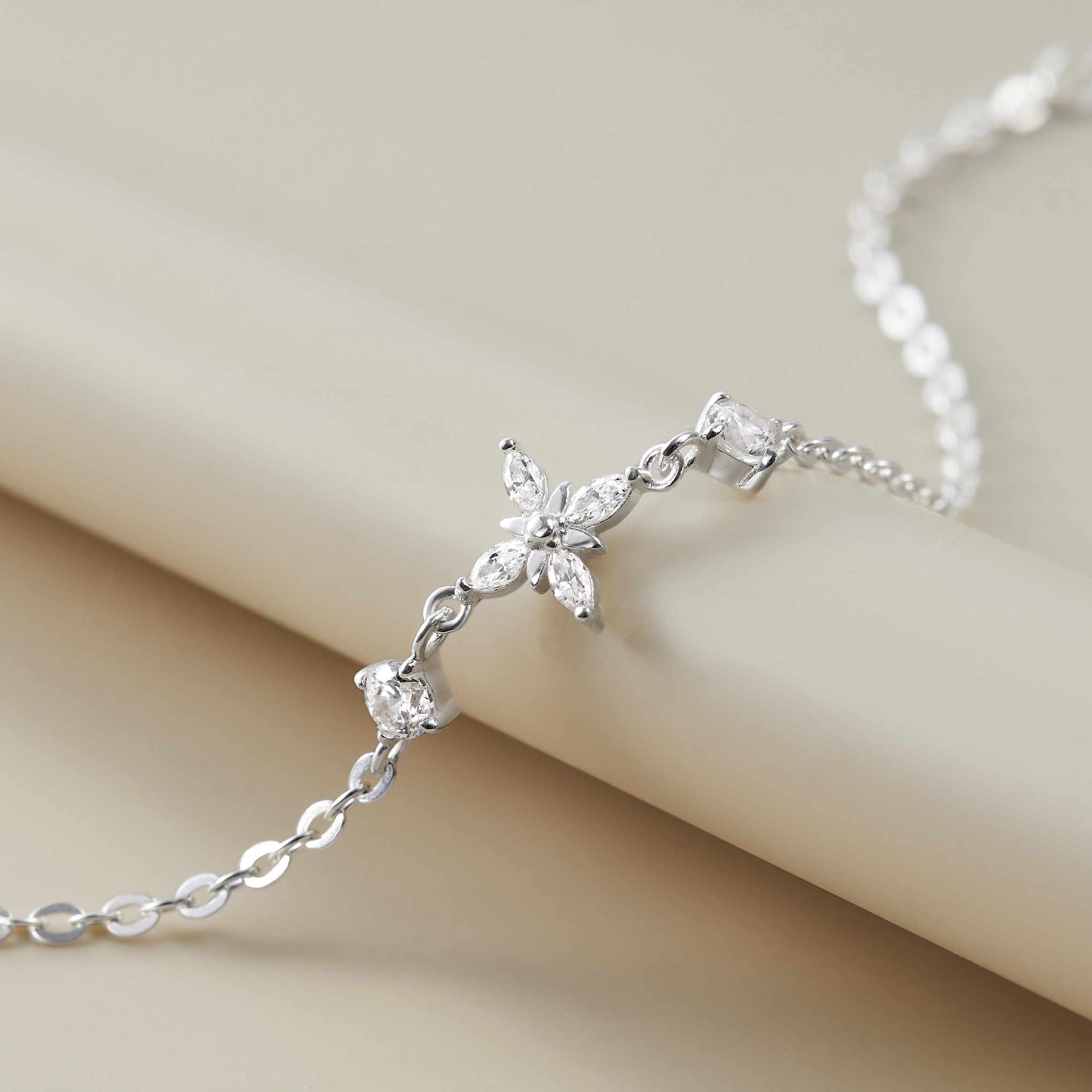 Quà Tặng 8/3 Lắc Tay Bạc 925 Hình Cỏ 4 Lá/ Ngôi Sao 4 Cánh Đính Đá Star Stone - VCB17