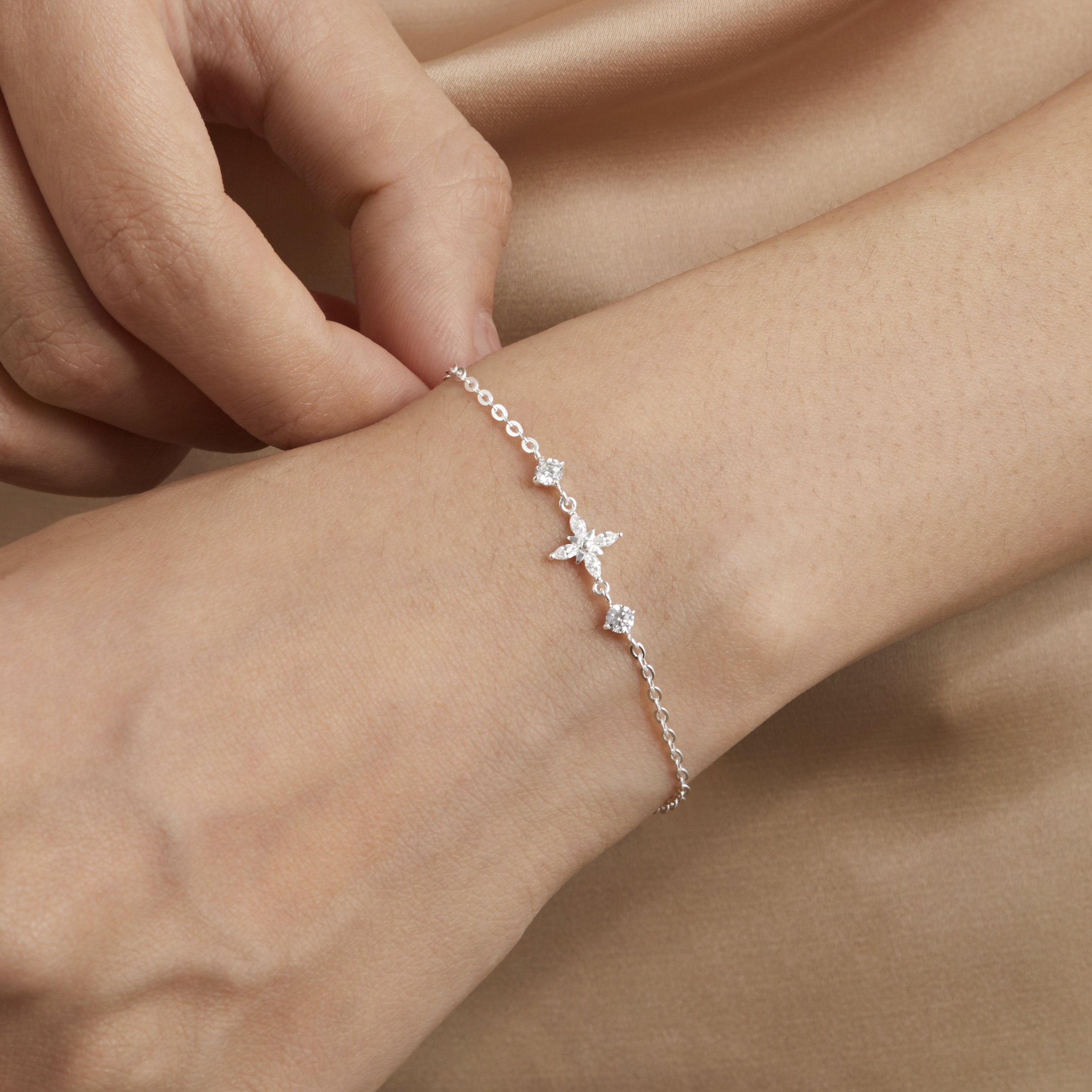 Quà Tặng 8/3 Lắc Tay Bạc 925 Hình Cỏ 4 Lá/ Ngôi Sao 4 Cánh Đính Đá Star Stone - VCB17