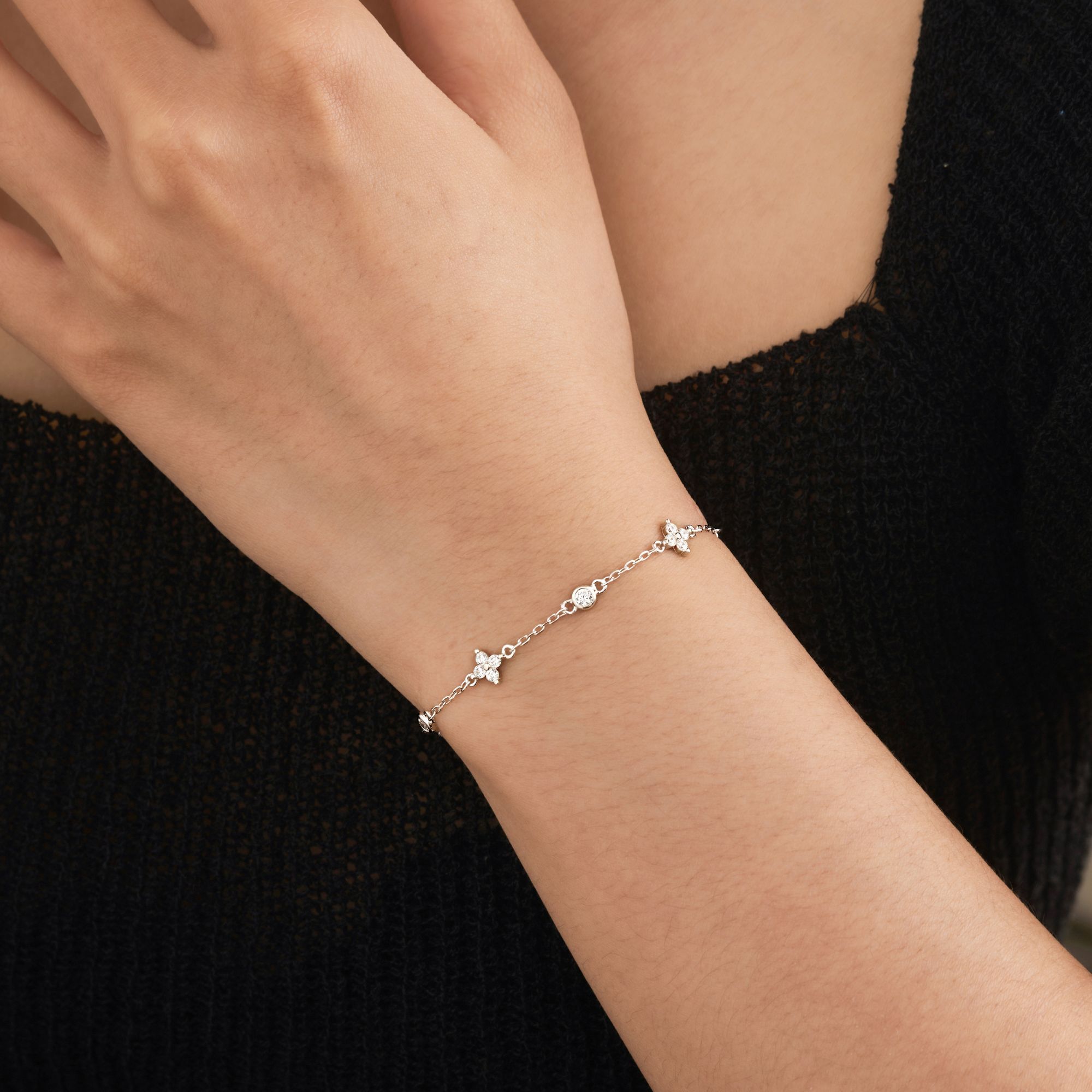 Quà Tặng 8/3 Lắc Tay Bạc 925 Charm Cỏ 4 Lá Xen Kẽ Charm Tròn Đính Đá - VCB510