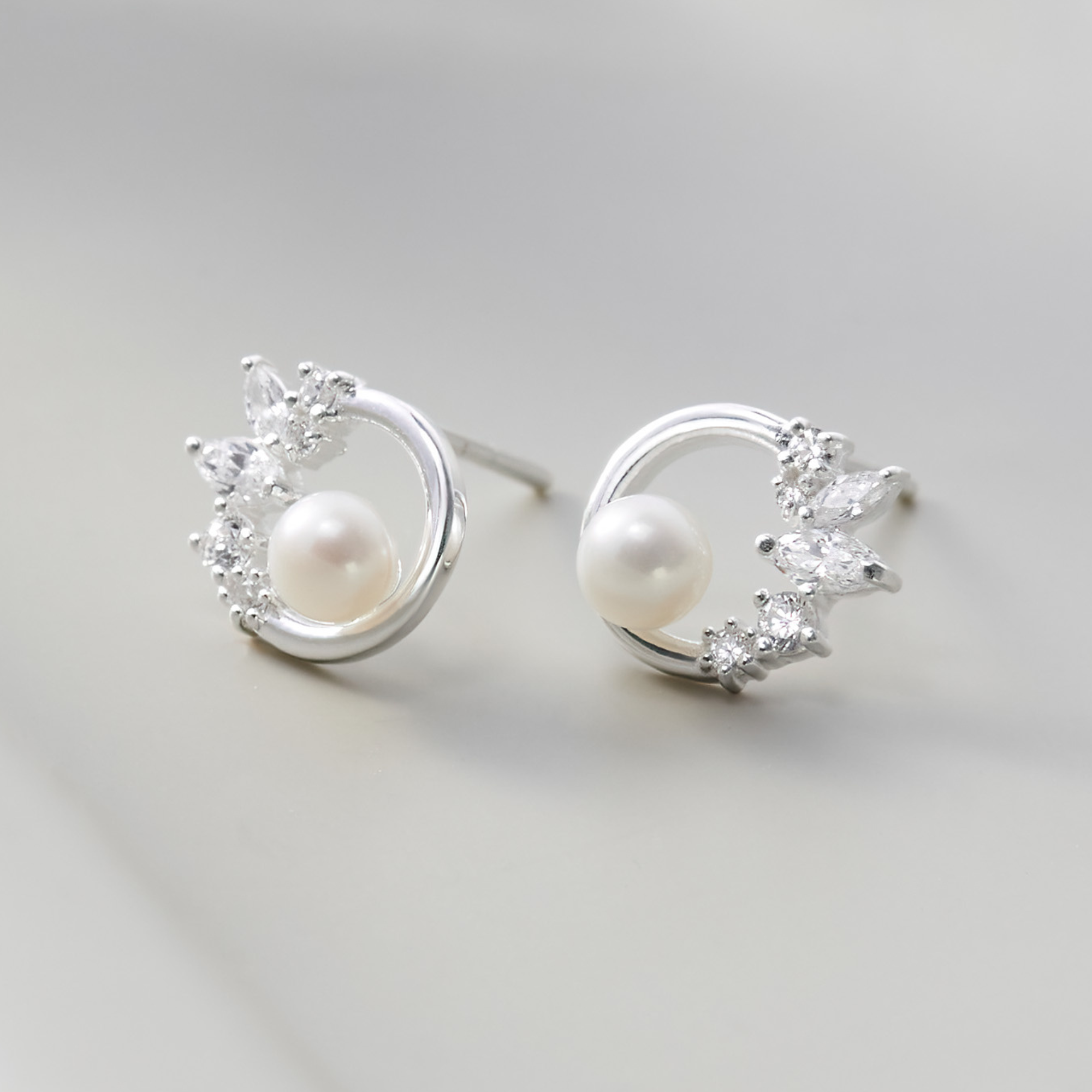 Hoa Tai Bạc 925 Hình Ngọc Trai Đính Đá Viền Vòng Tròn CARA LUNA - Pearl Stone Circle - VCE26