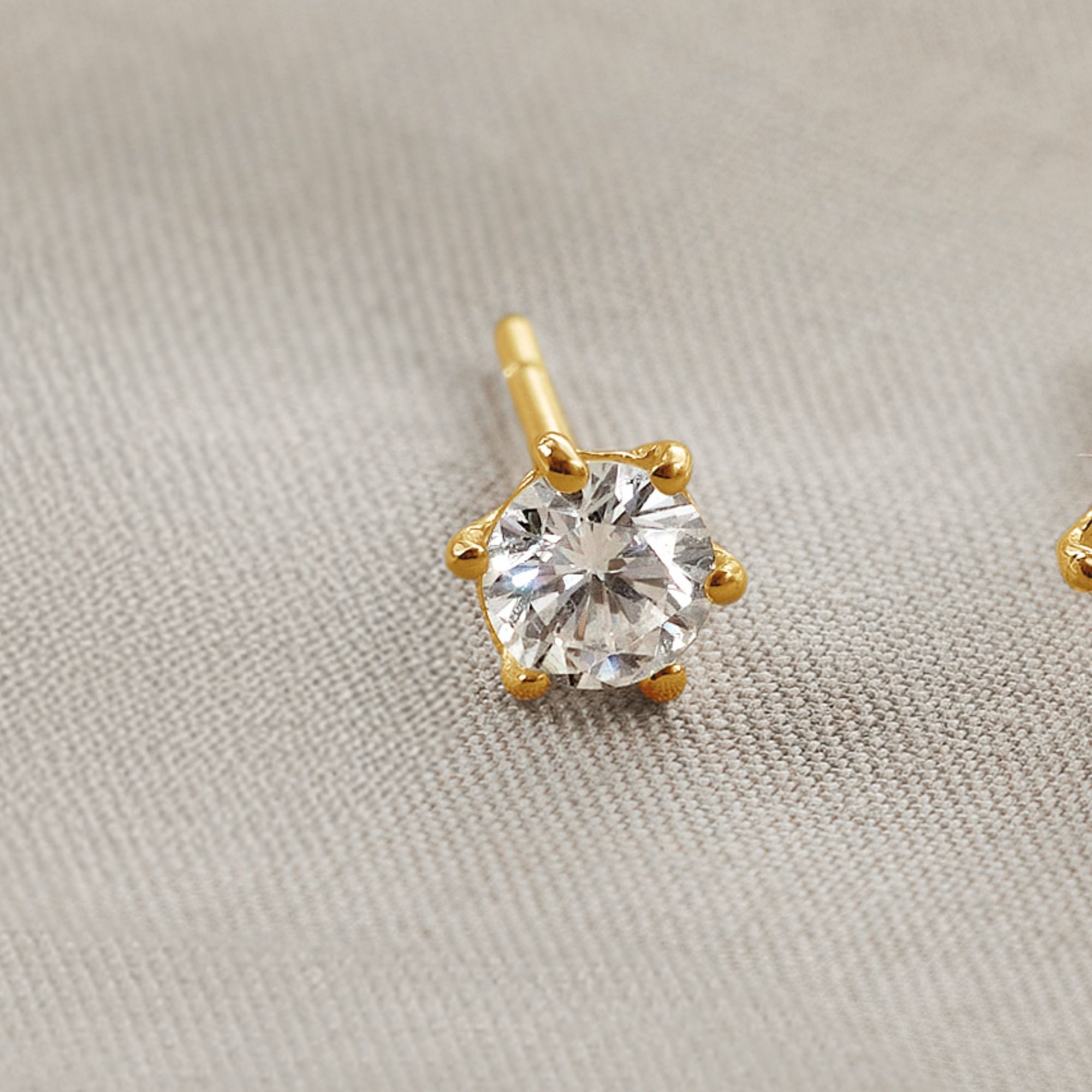 Khuyên Tai Vàng 10K Đính Kim Cương Moissanite - VCE30V