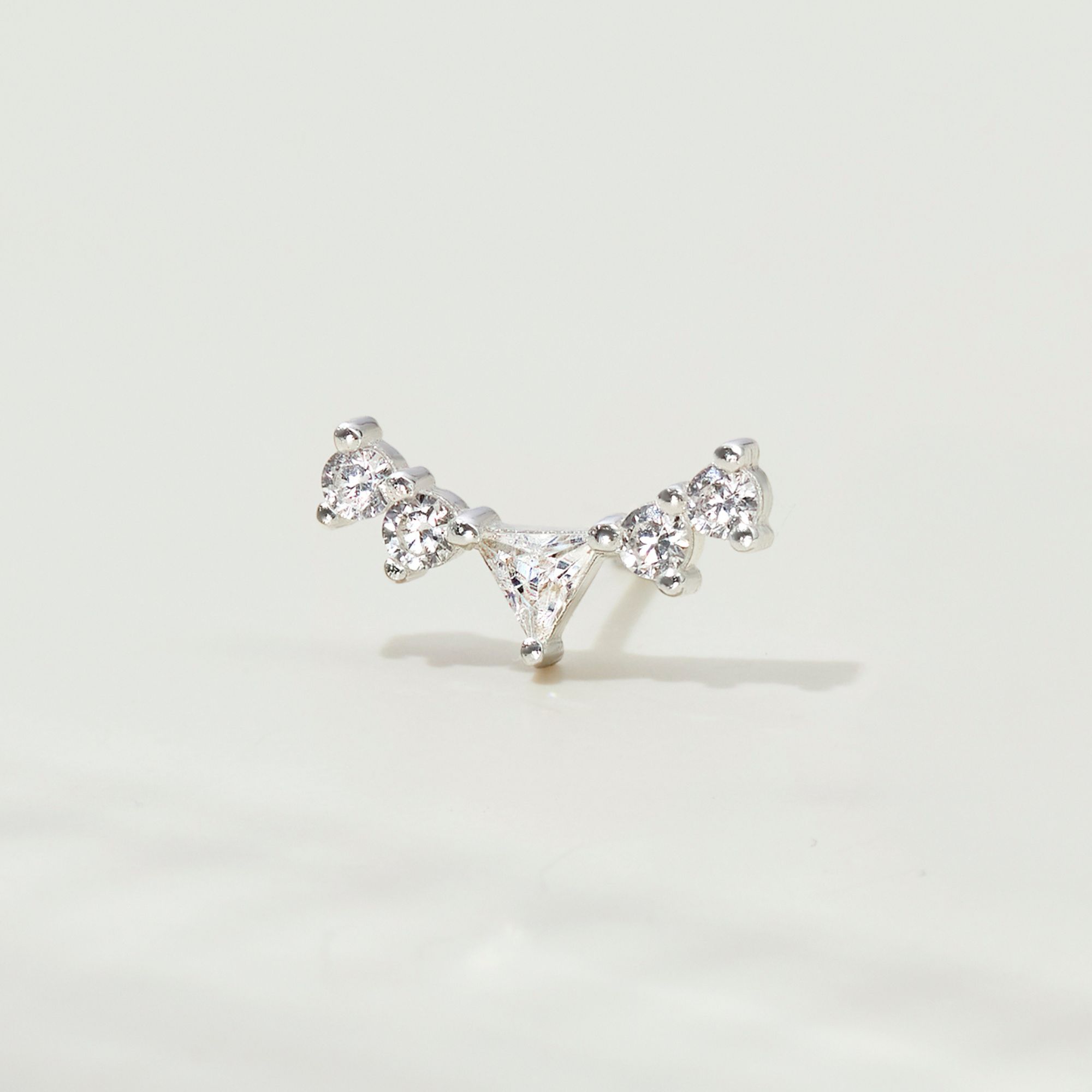 (1 Cái) Khuyên Tai Stud Bạc 925 Hình Hoa Cong Đính Đá Glowy Earrings - VCE508-L