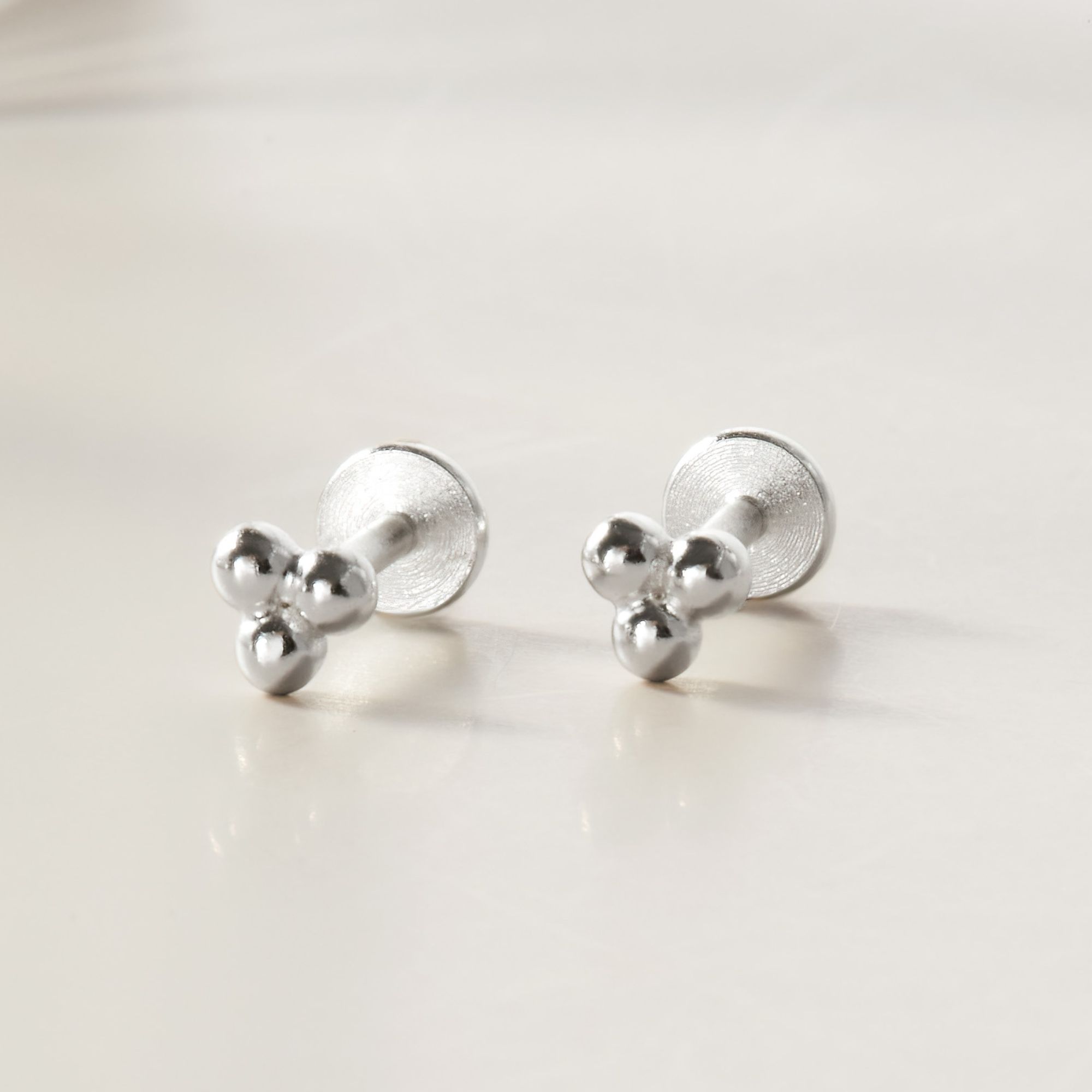 (1 Cái) Khuyên Tai Chốt Vặn Flat Back Bạc 925 Stud Nụ Cỏ 3 Lá Clover Stud - VCE520-L