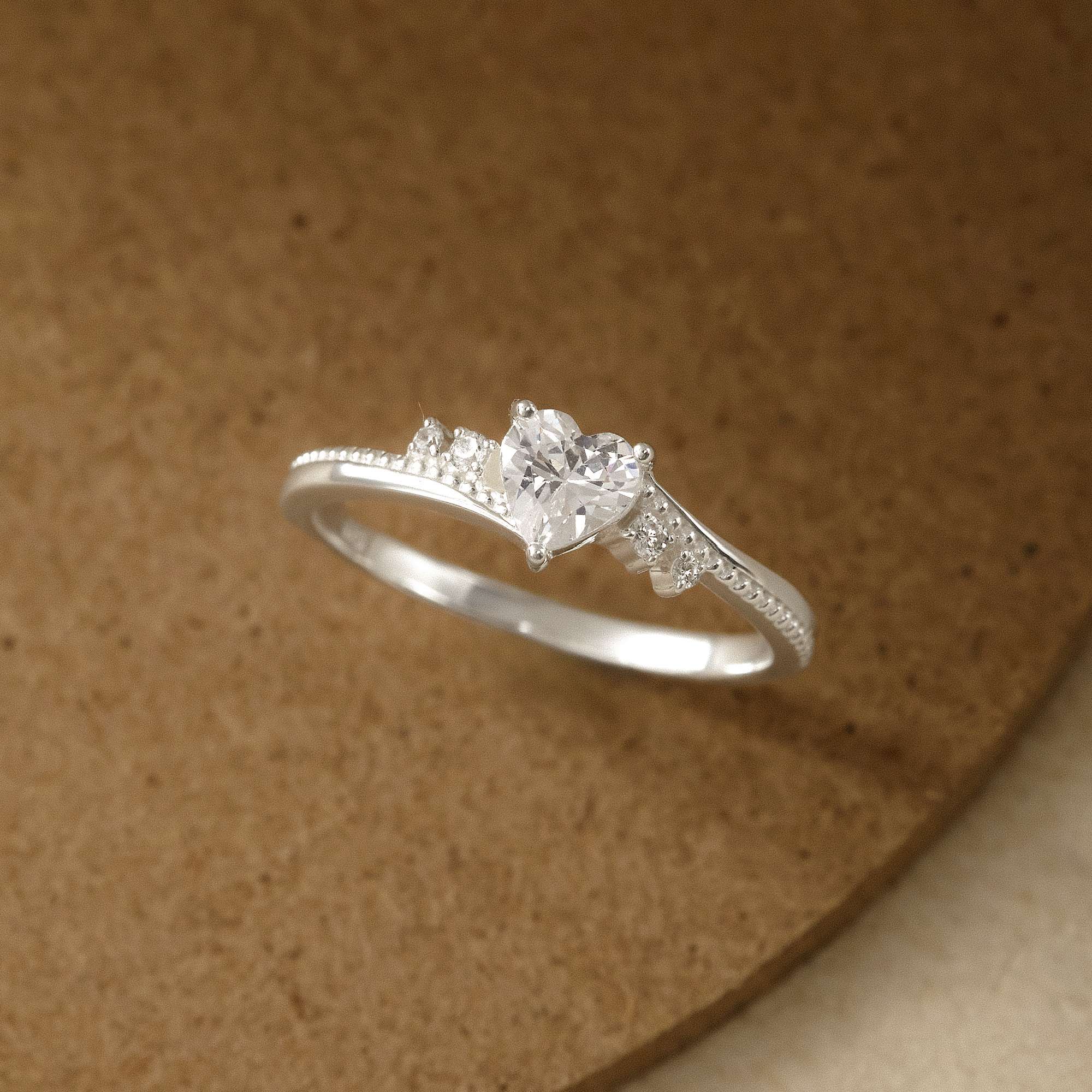 Nhẫn Bạc 925 Xoắn Đá Chủ Trái Tim Đính Đá Lấp Lánh	- VCR44