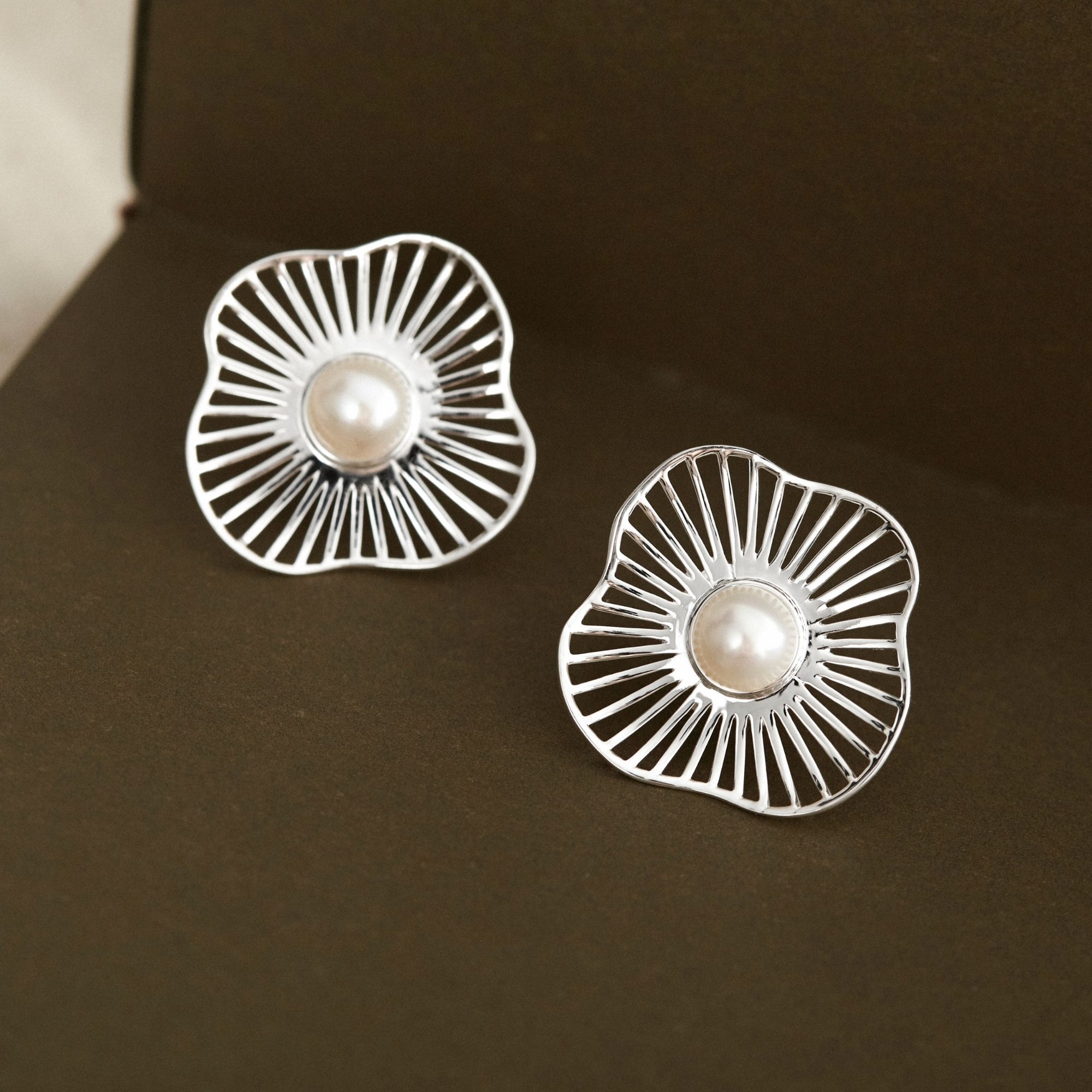 Hoa Tai Nụ Bạc 925 Mặt Ngọc Trai Tự Nhiên Hình Lá Sen Cỡ Lớn Luxury Pearls - VUE508