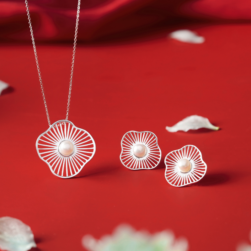 Hoa Tai Nụ Bạc 925 Mặt Ngọc Trai Tự Nhiên Hình Lá Sen Cỡ Lớn Luxury Pearls - VUE508