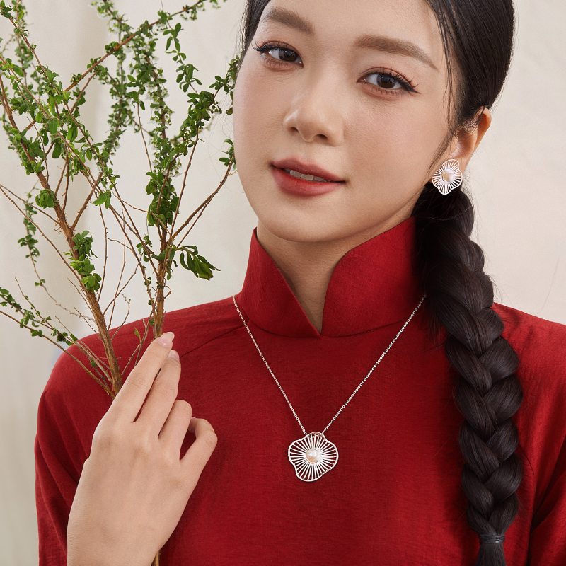 Hoa Tai Nụ Bạc 925 Mặt Ngọc Trai Tự Nhiên Hình Lá Sen Cỡ Lớn Luxury Pearls - VUE508