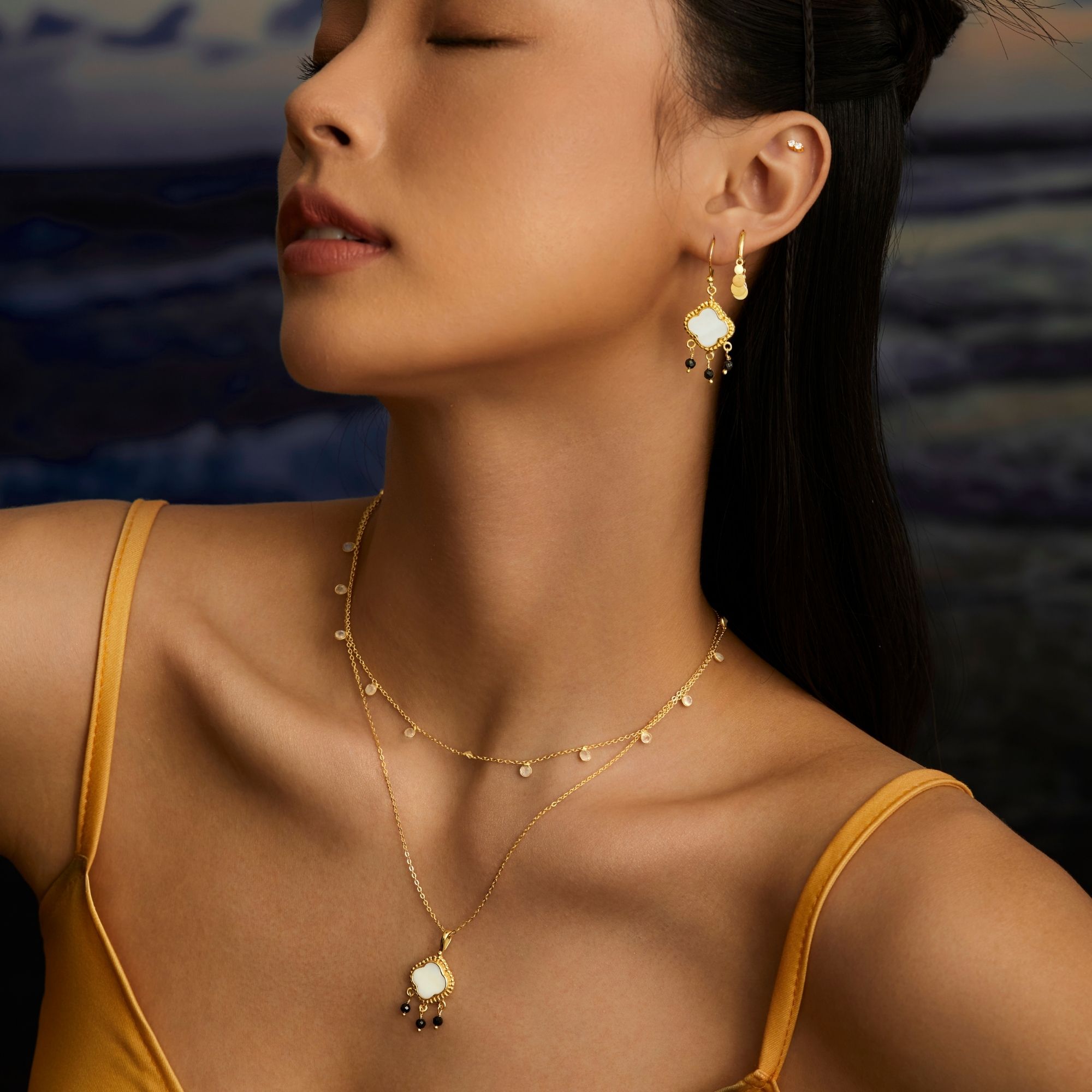 Khuyên Tai Bạc 925 Dáng Treo Cỏ 4 Lá Khảm Ngọc Trai Phối Đá Onyx Đen - VUE518