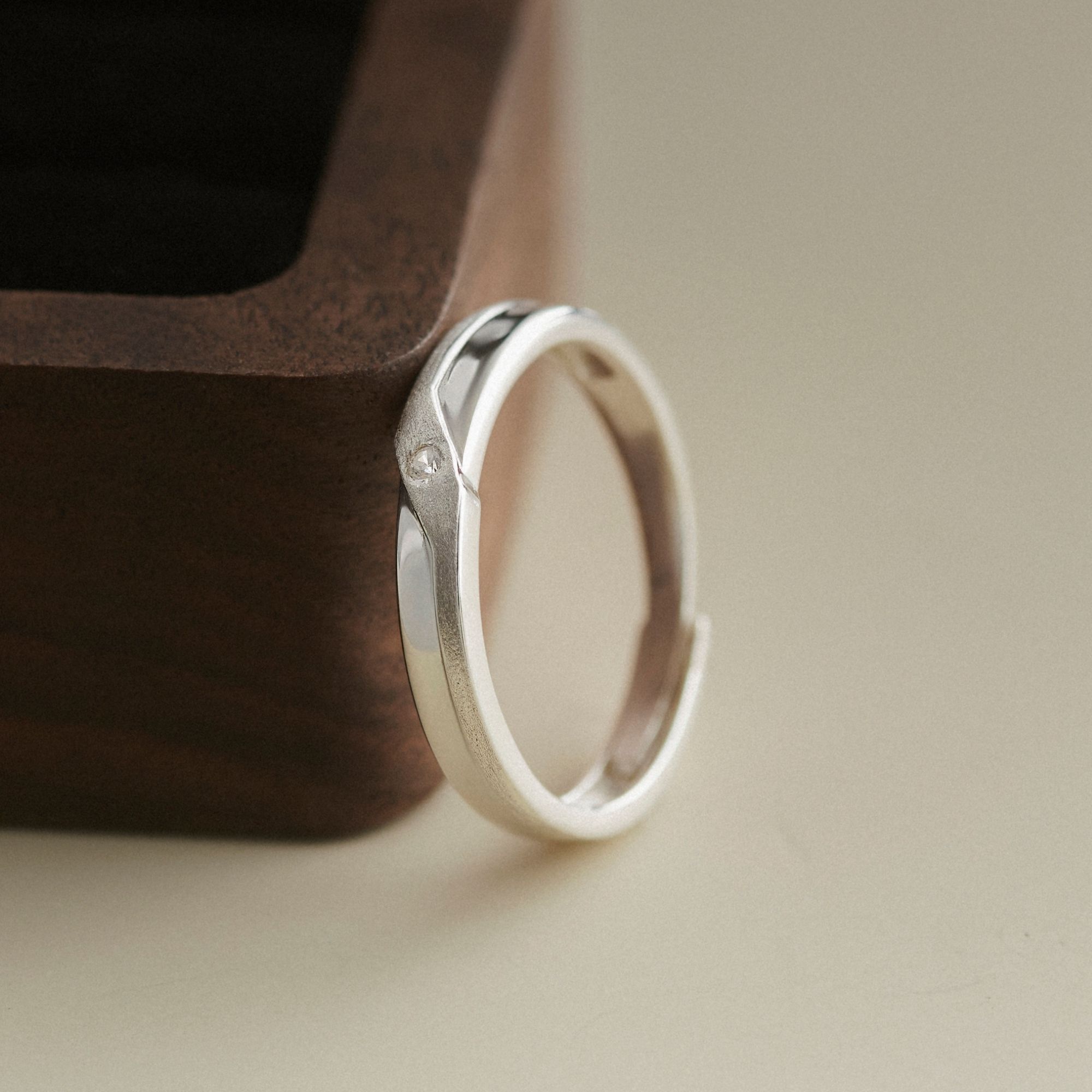 Nhẫn Nam Freesize Bạc 925 Thanh Ngang Đính Đá Chìm Basic - VYR24