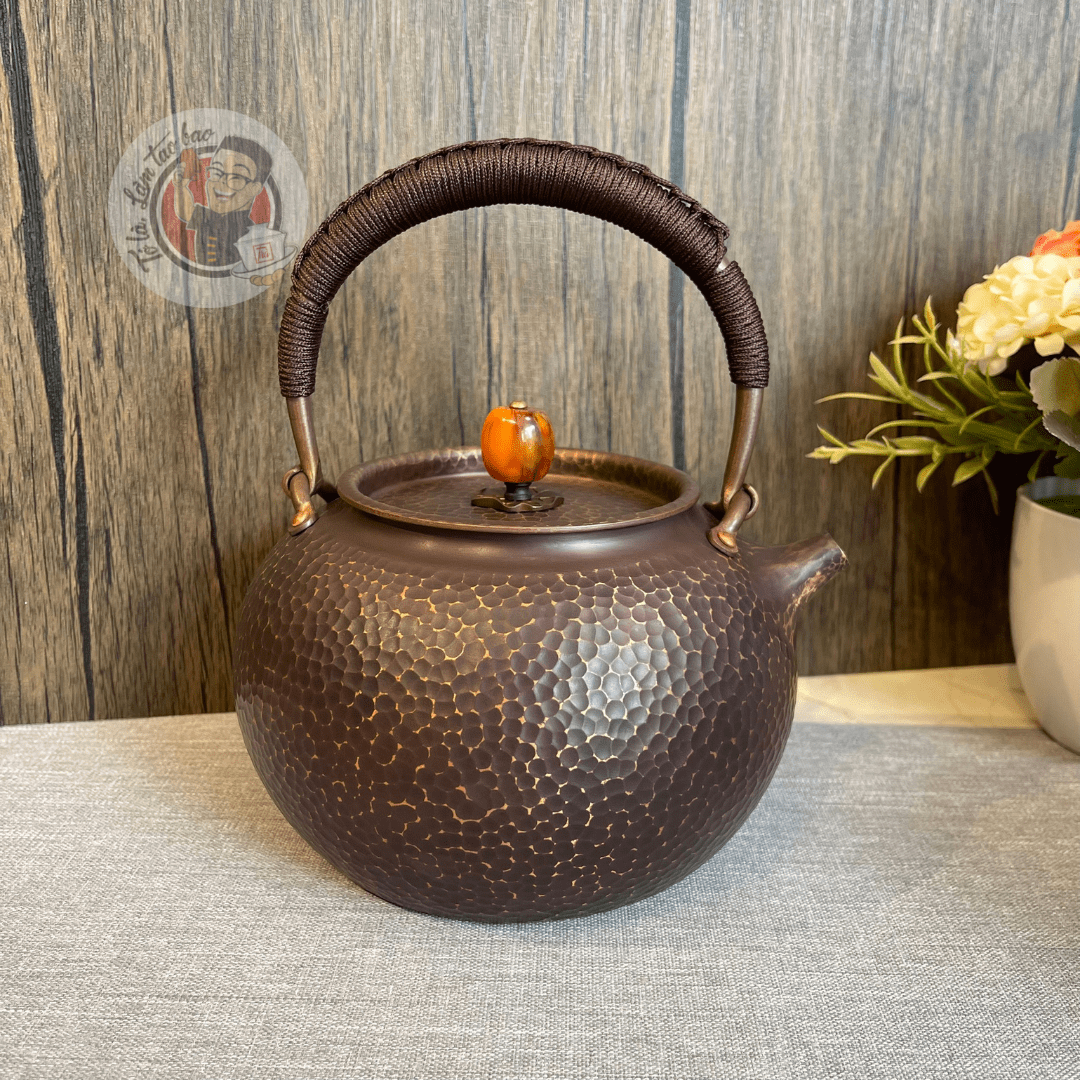 Ấm đồng nguyên khối