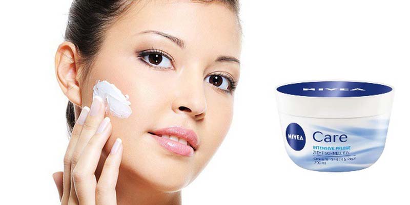 Thoa một lớp mỏng kem dưỡng ẩm Nivea Care Intensive Pflege lên mặt