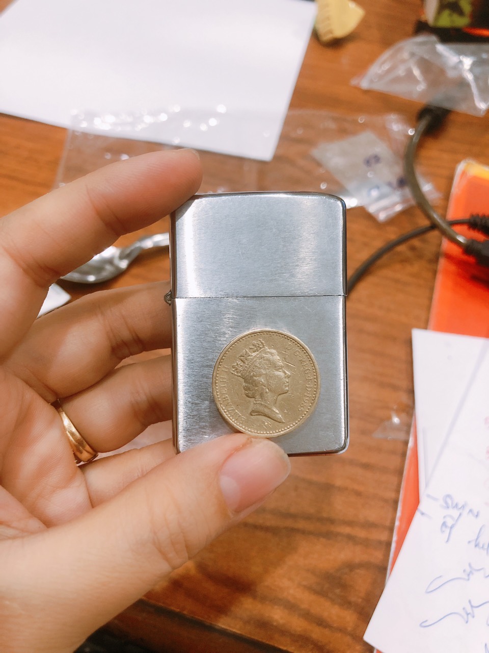 Miếng dán Eblem trang trí Zippo Mỹ chủ đề Nữ Hoàng Elizabeth sản xuất 1985, Chuẩn Zin Mỹ