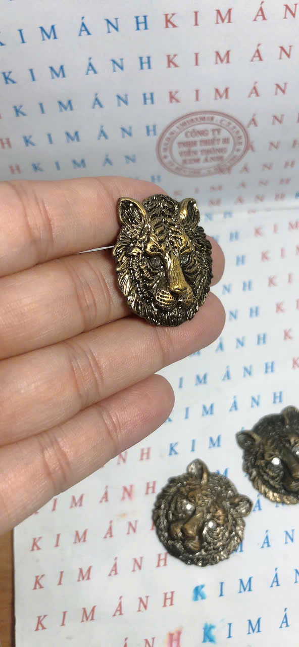 Eblem dán trang trí Zippo chủ đề đầu Mãnh Hổ chất liệu hợp kim nhôm, hàng chuẩn zin hãng sản xuất