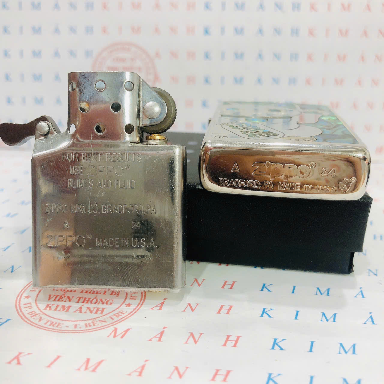Hộp quẹt Zippo Armor khắc chìm cẩn xà cừ Mèo Thần Tài trên nền bạc bóng, hàng cao cấp vỏ bằng đồng có tem đỏ