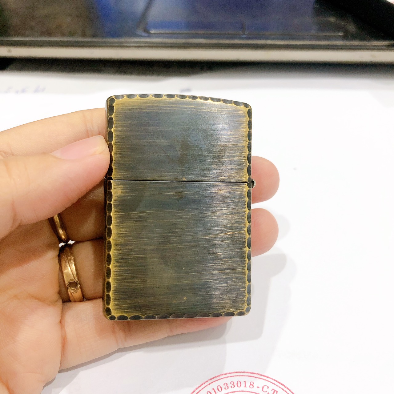 Bật lửa Zippo Mỹ gõ búa viền cạnh, eblem Marlboro, chất liệu đồng nguyên chất, Hàng chính hãng