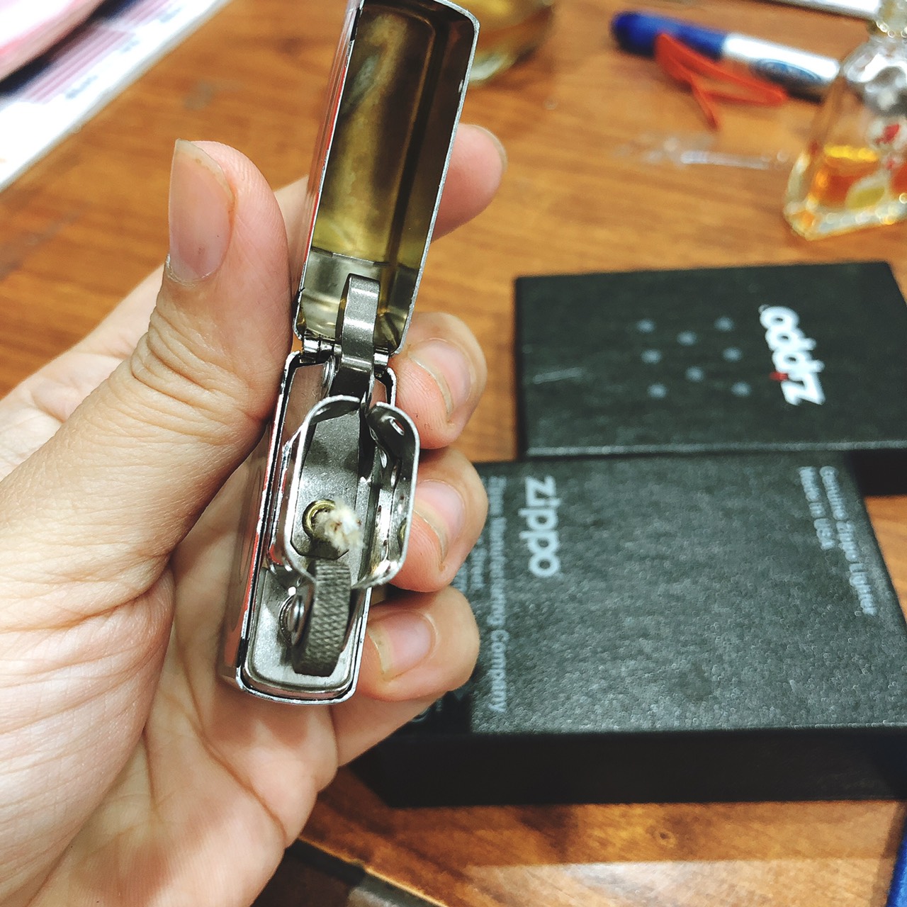 Bật lửa Zippo Mỹ chrome brushed khắc ăn mòn đổ sơn màu đen đỏ đẹp mắt , Hàng chính hãng