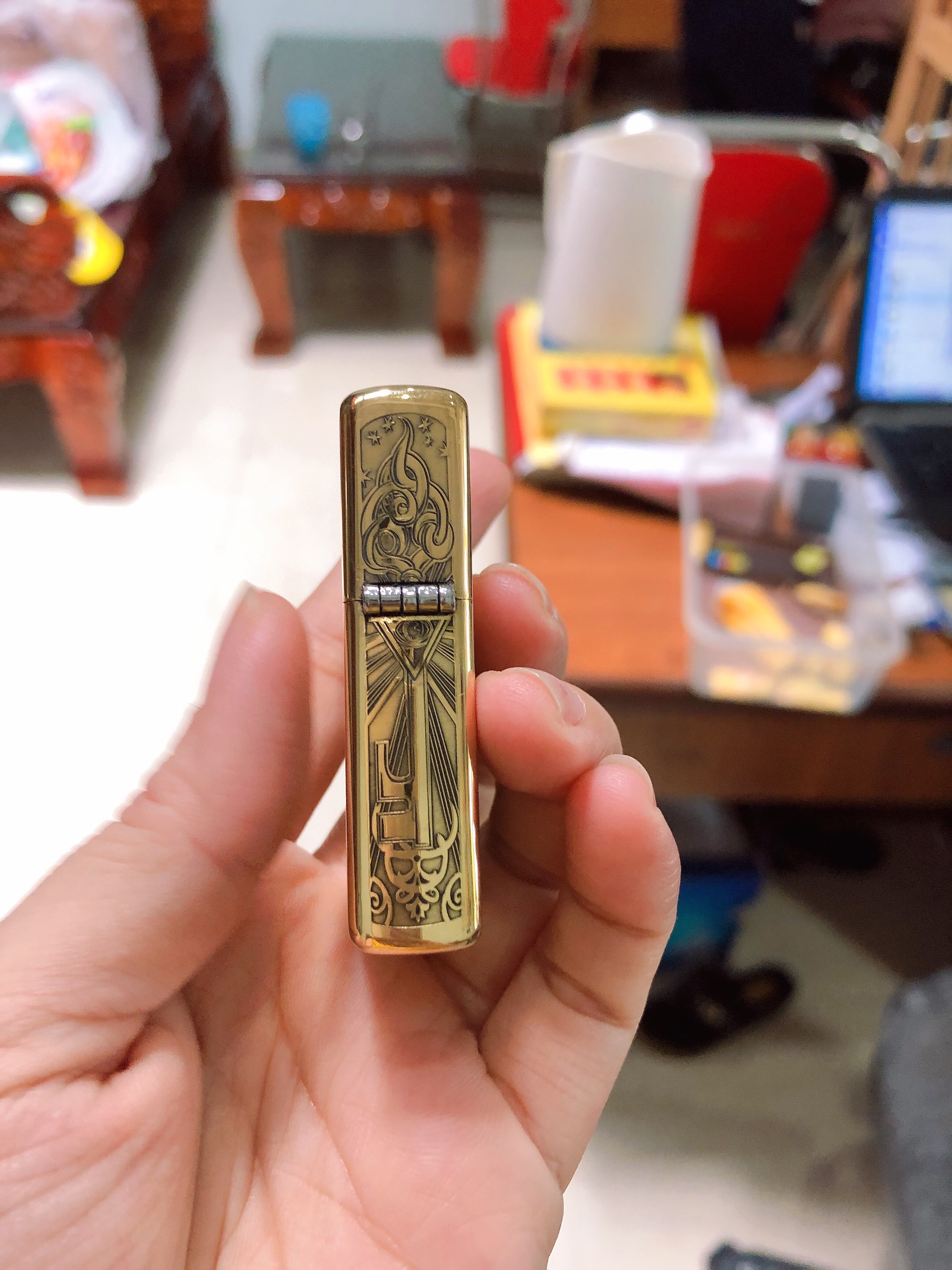 BẬT LỬA ZIPPO ARMOR VỎ DẦY KHẮC CHÌM CÔ GÁI ĐẦU LÂU, có tem đỏ