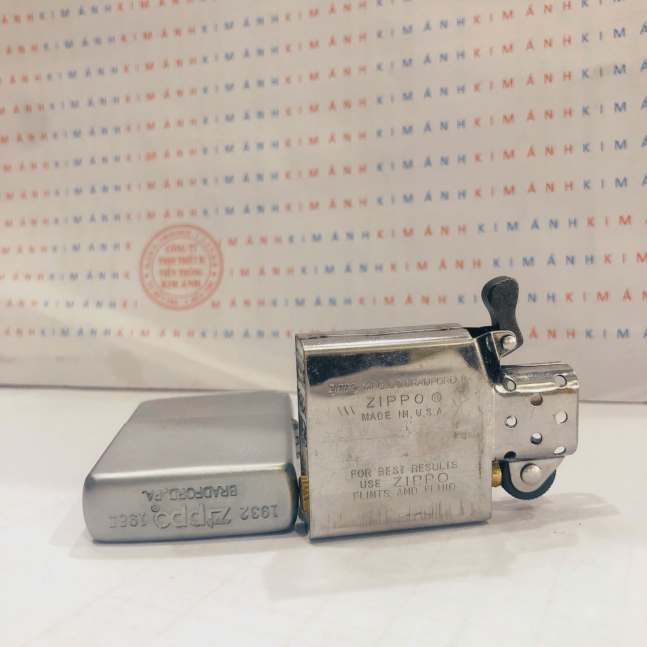 Bật lửa, hộp quẹt ZIPPO Chu Niên Satin trơn chống trầy, Kim Ánh nhập hàng cao cấp vỏ bằng đồng có dán tem đỏ