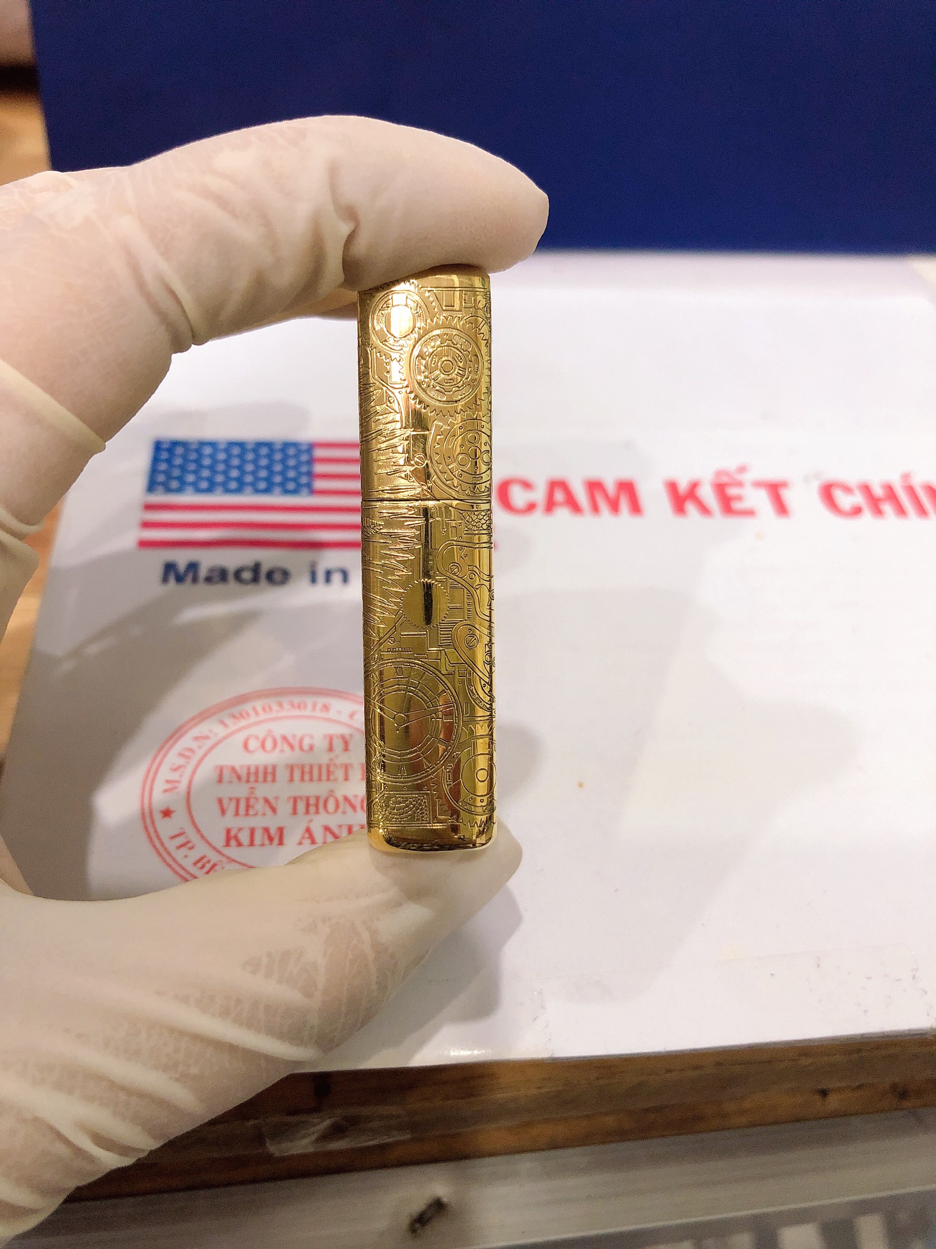 Bật lửa Zippo Mỹ  Brushed Brass Khắc ăn mòn chủ đề Sư Tử Mắt Hoa, mã 204B, Hàng chính hãng