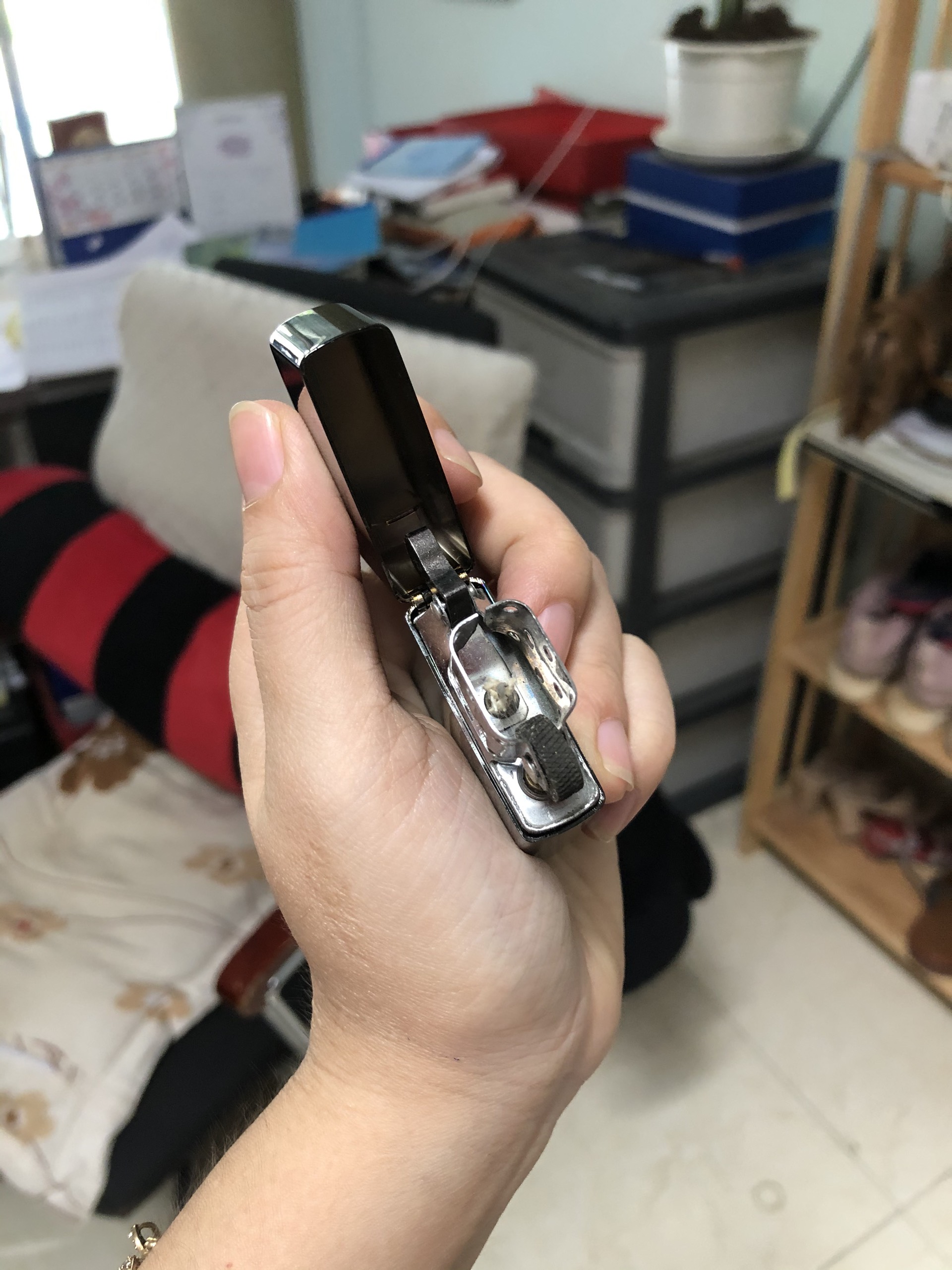 La Mã - Bật Lửa Zippo Màu Đen Tuyền Loại Trơn Bóng, Vỏ bằng đồng ruột thép không gỉ-Mộc La Mã, Có tem đỏ