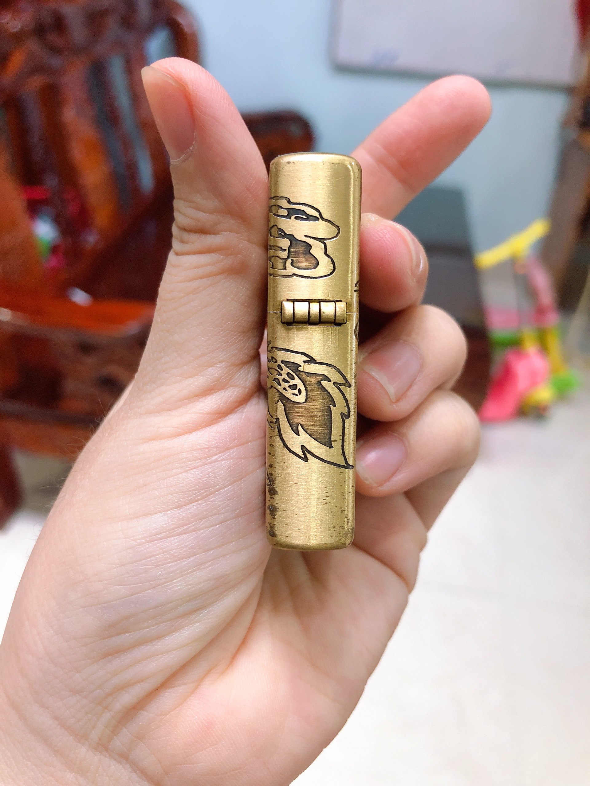 Bật Lửa, hộp quẹt Zippo khắc ăn mòn mẫu Rồng Trên Mây - Ruột Vàng - Có Tem đỏ