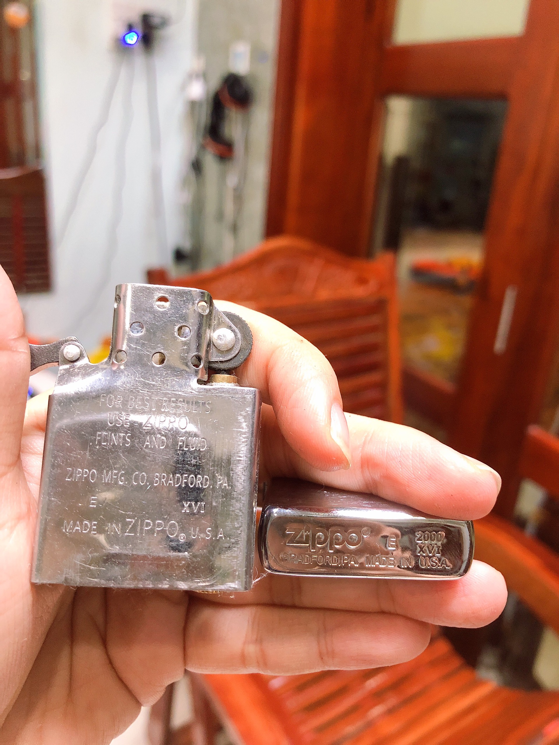 LA MÃ -Bật lửa Zippo Bạc Xước main USA Mọc đáy La mã, Vỏ bằng đồng ruột thép không gỉ, có tem đỏ