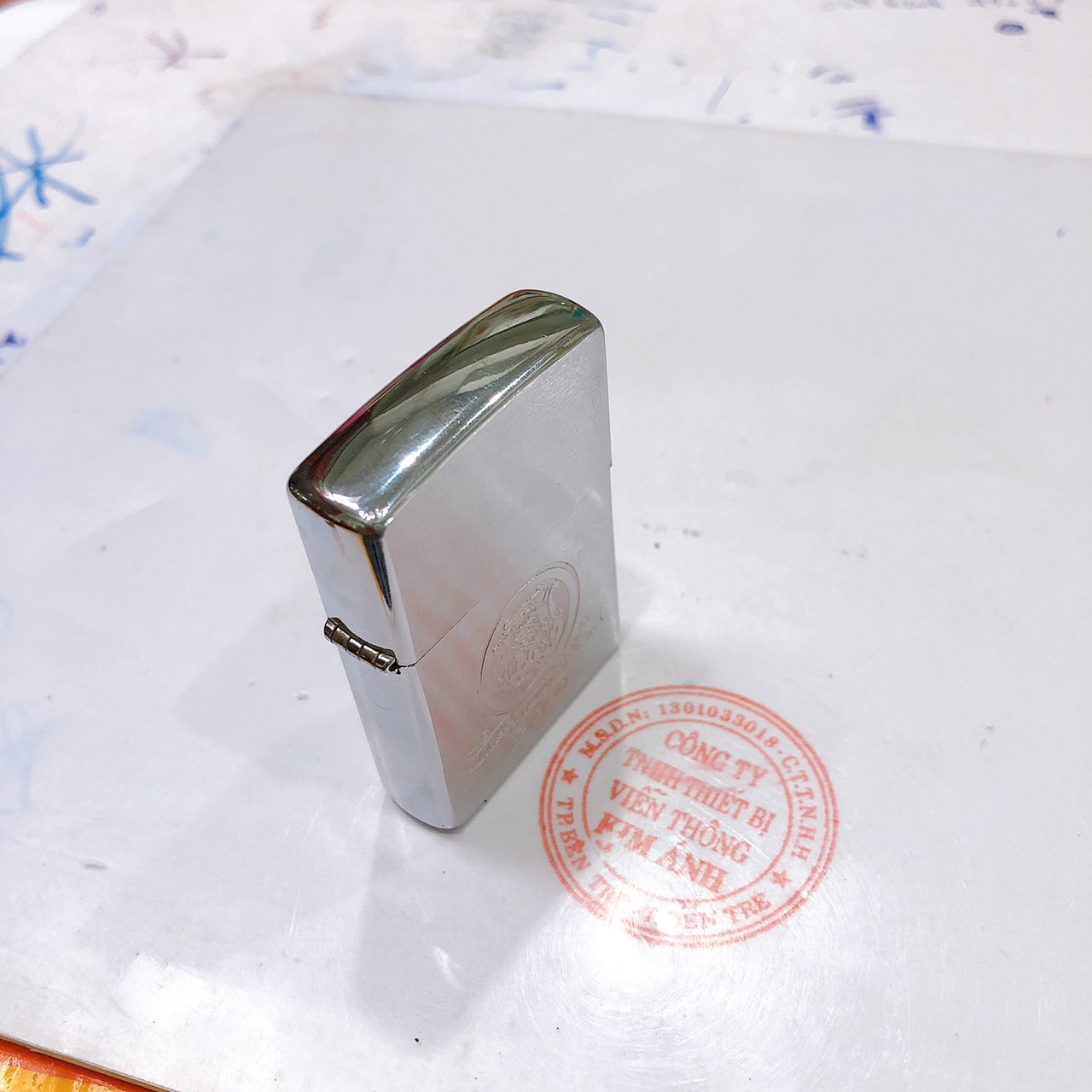 Bật lửa Zippo Mỹ Chrome xước ngang khắc ăn mòn 1932 Class U.S.A, sản xuất 1998