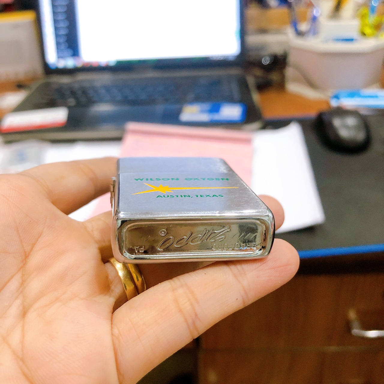 Bật lửa Zippo Mỹ, chữ xéo- mộc ngược, Khắc ăn mòn đổ sơn chủ đề WILSON OXYGEN, sản xuất 1975 Hàng chính hãng