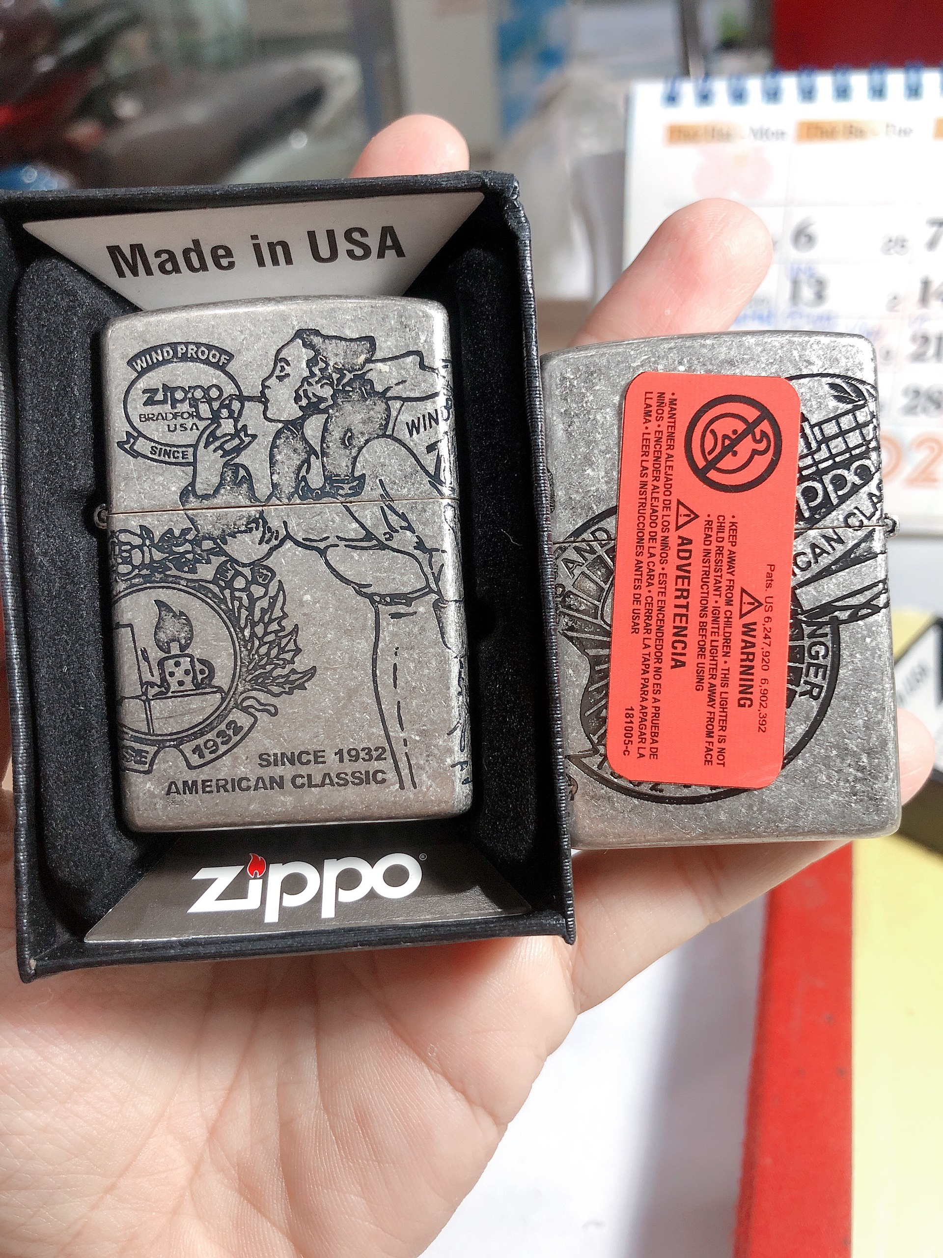 BẬT LỬA ZIPPO KHẮC CHÌM MẪU WINDY GIRL, MÀU BẠC, LOẠI GIẢ CỔ