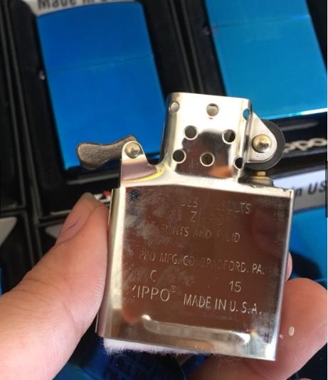Bật lửa Zippo sapphire loại trơn bóng in Logo, Vỏ đồng có tem đỏ